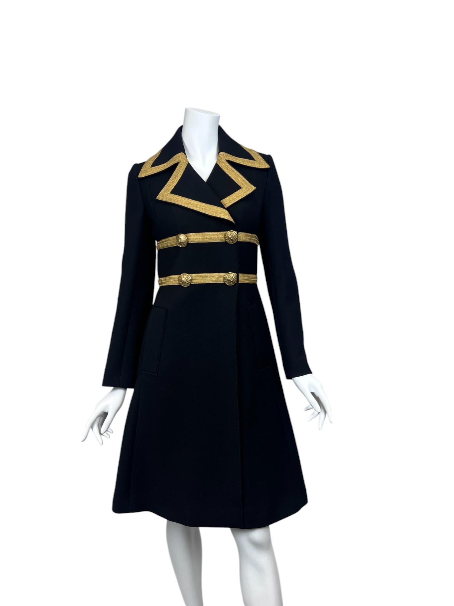 Nero Cappotto in lana nera stile militare con rifiniture metalliche Sz: IT 40 in vendita