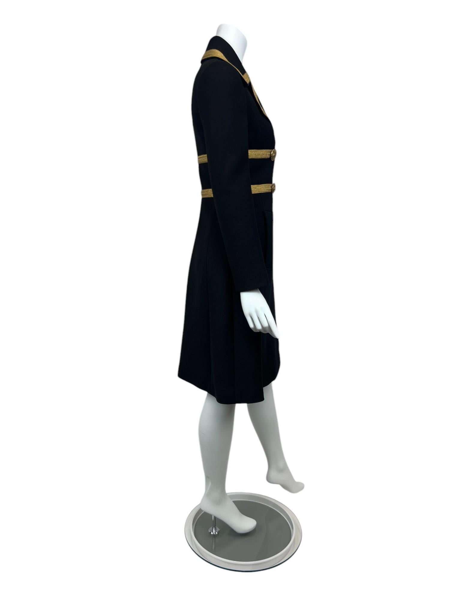 Cappotto in lana nera stile militare con rifiniture metalliche Sz: IT 40 In condizioni ottime in vendita a West Hartford, CT