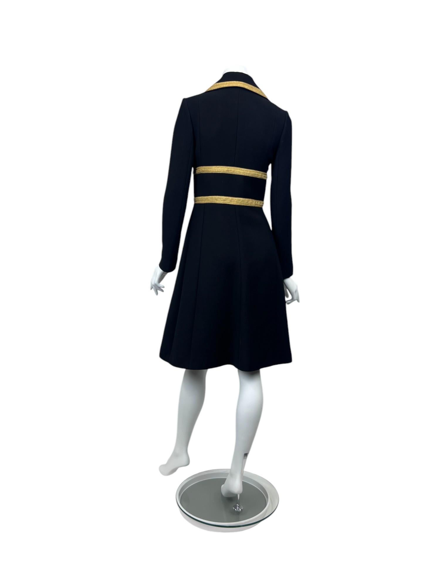 Donna Cappotto in lana nera stile militare con rifiniture metalliche Sz: IT 40 in vendita