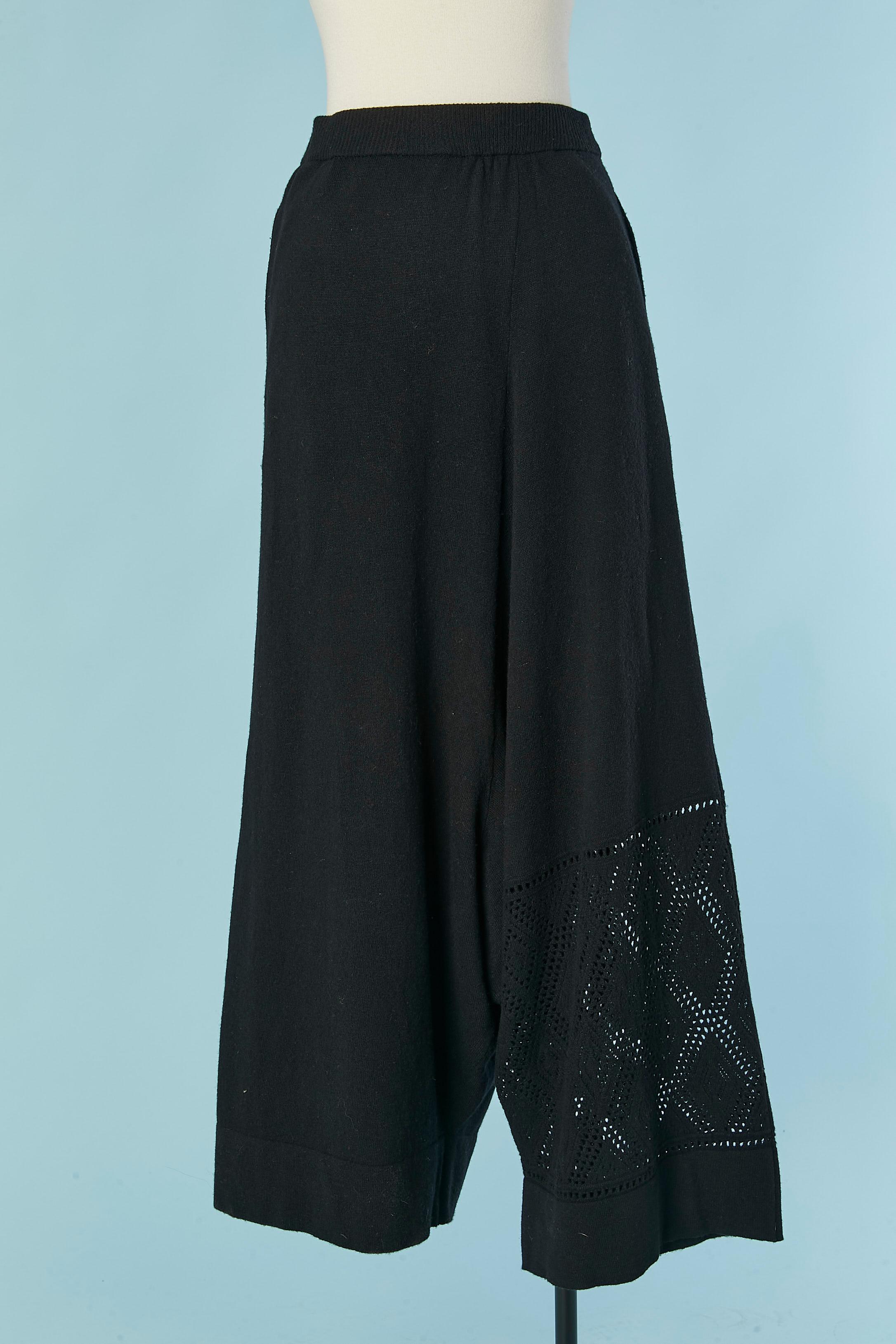 Pantalón ancho asimétrico de lana negra. Bolsillo en ambos lados
TALLA EN LA ETIQUETA 2 (JP) encaja M 