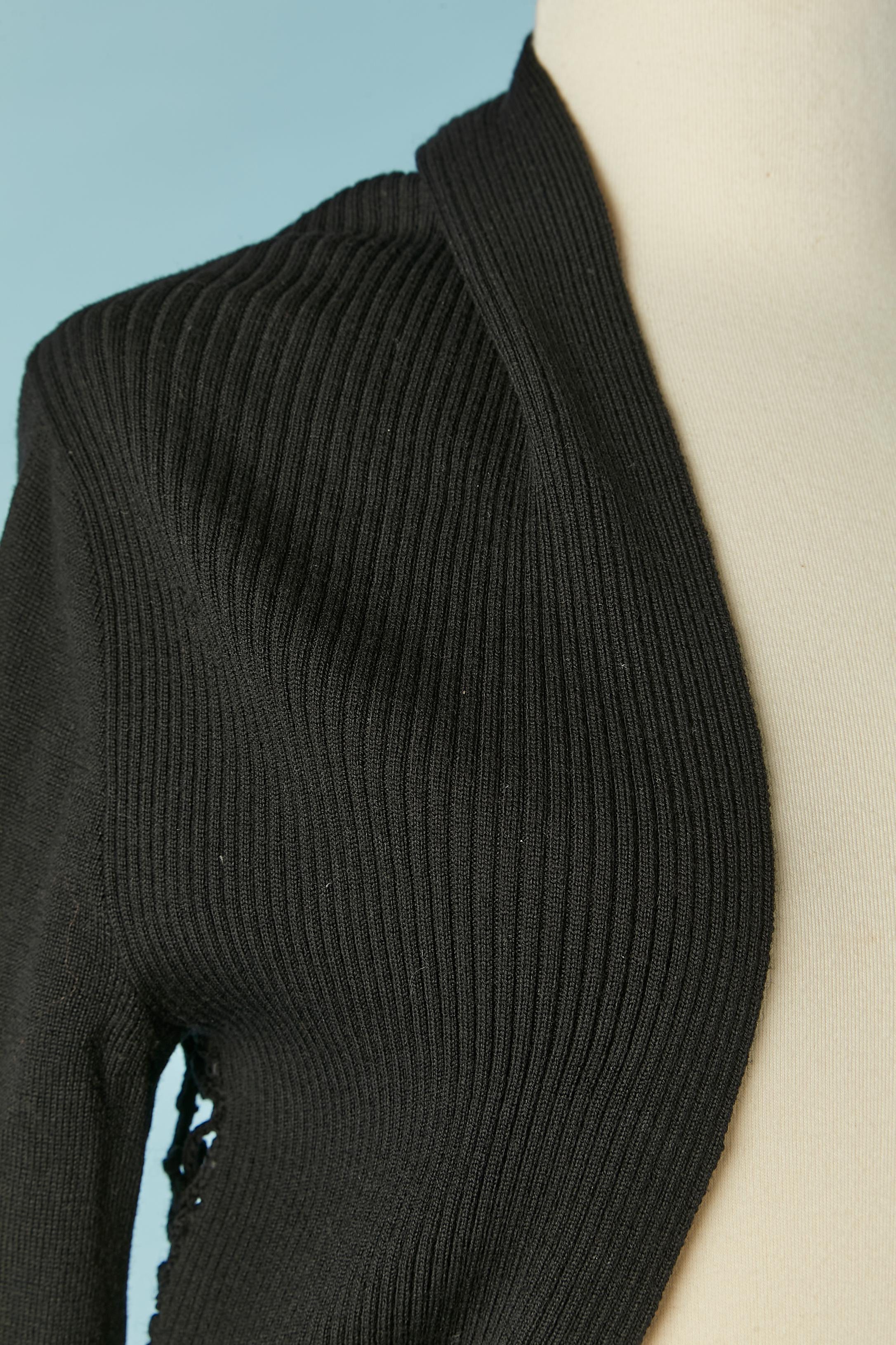 Bolero/ cárdigan de lana negra con espalda de ganchillo de lana transparente. Longitud de la espalda = 50 cm
TALLA 38/ M 