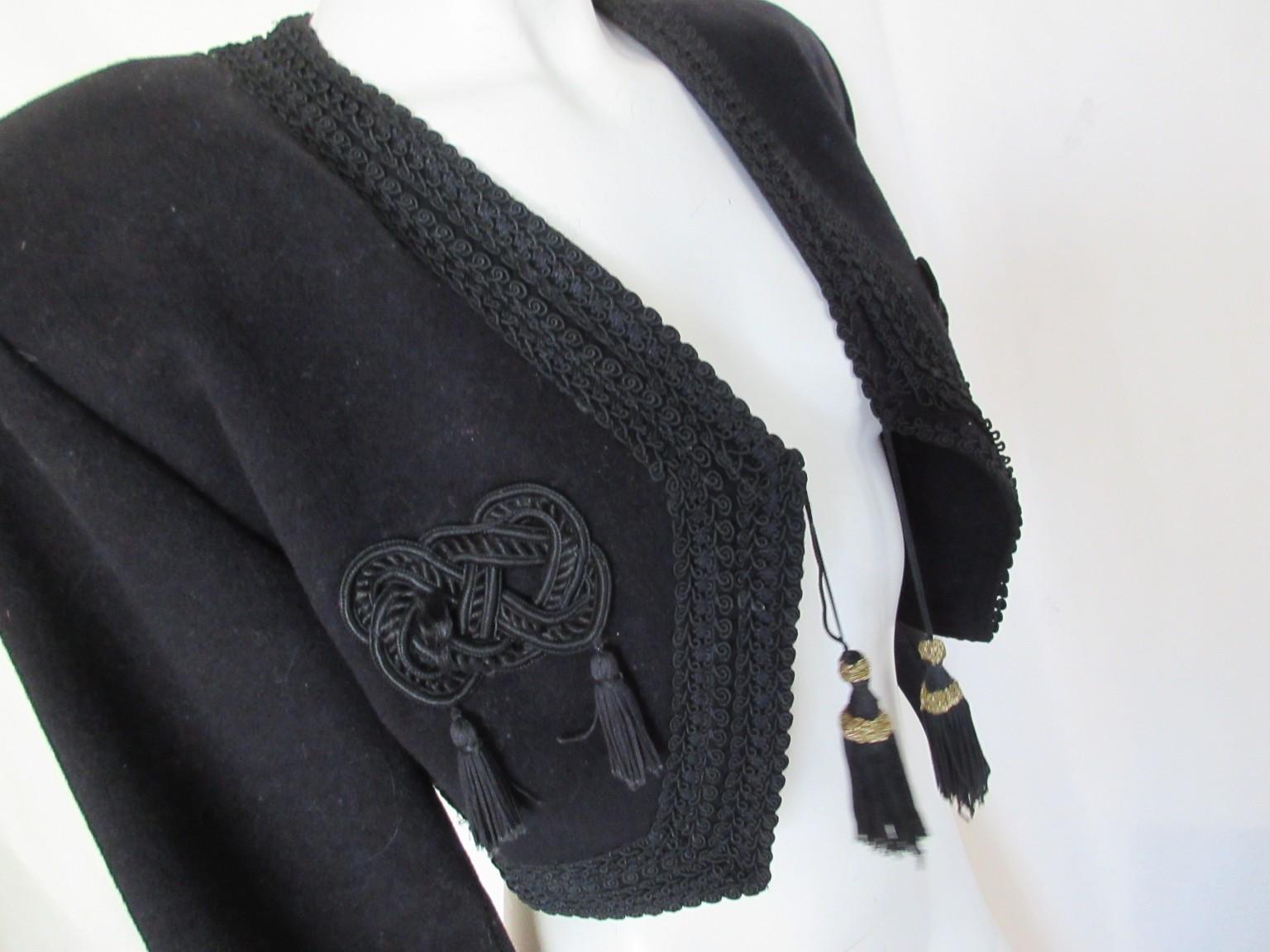 Bolero in lana nera con frange e nappe in vendita 5