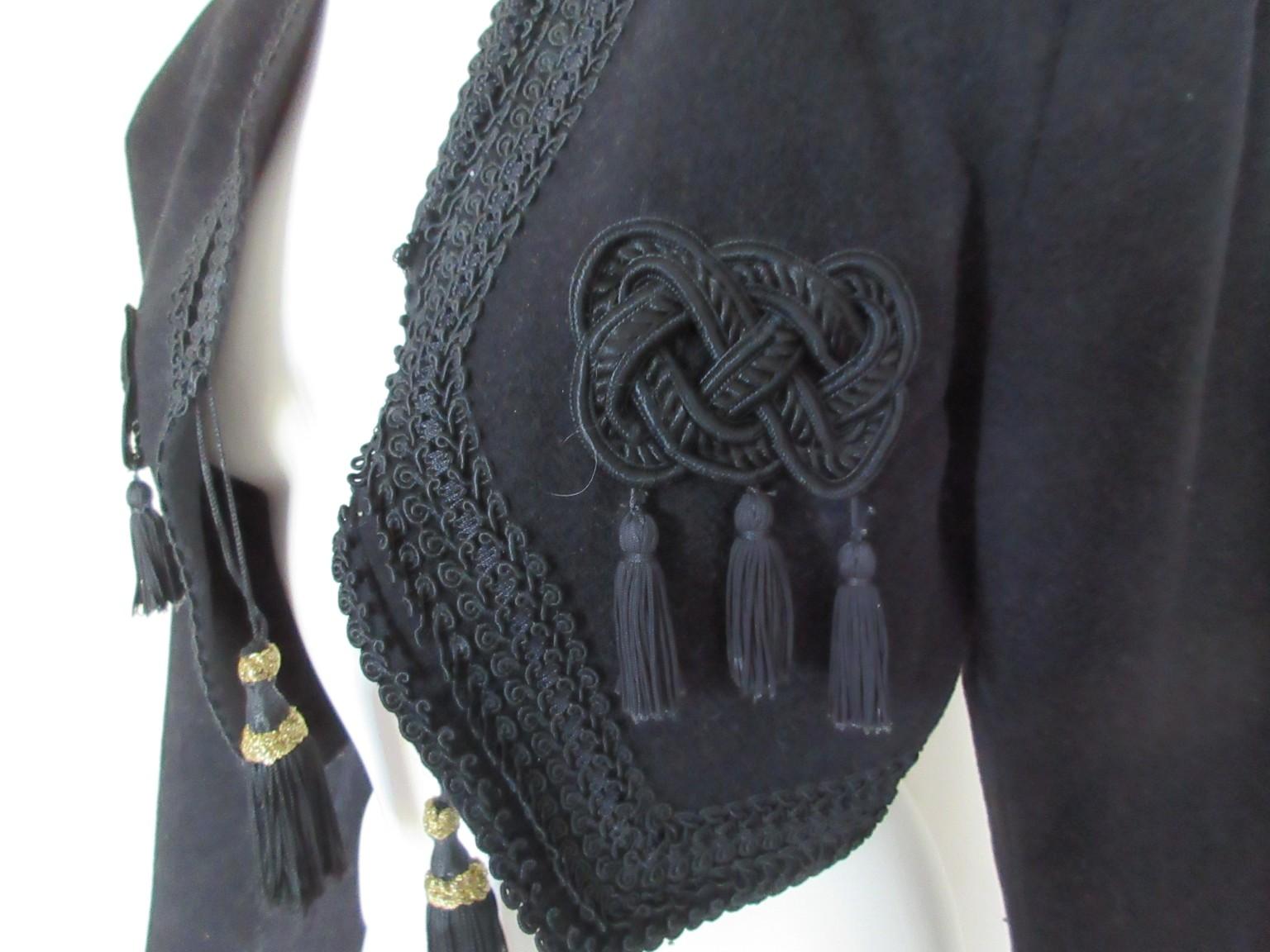 Questo esclusivo bolero di pelliccia vintage è realizzato in lana dal designer Le Gatte, Italia.
raro da trovare.

Offriamo altri articoli di pelliccia di lusso, guarda il nostro negozio.

Dettagli:
Con nappe 
ricamato
Colore: