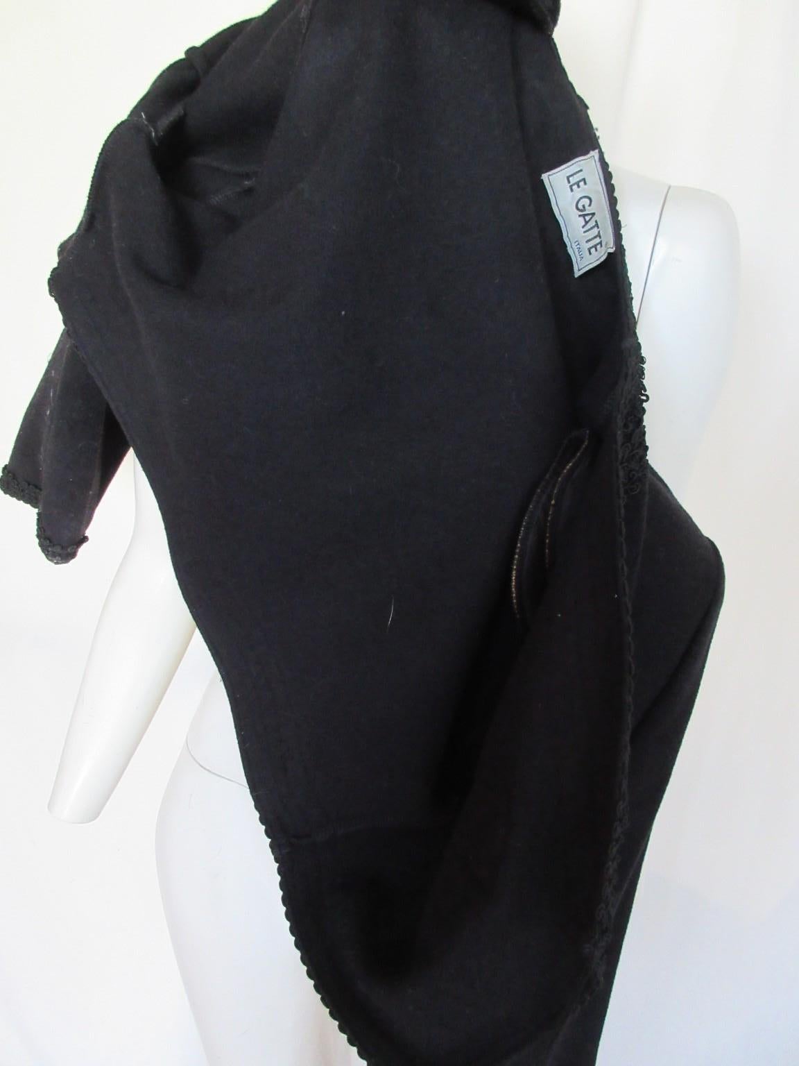 Bolero in lana nera con frange e nappe in vendita 3