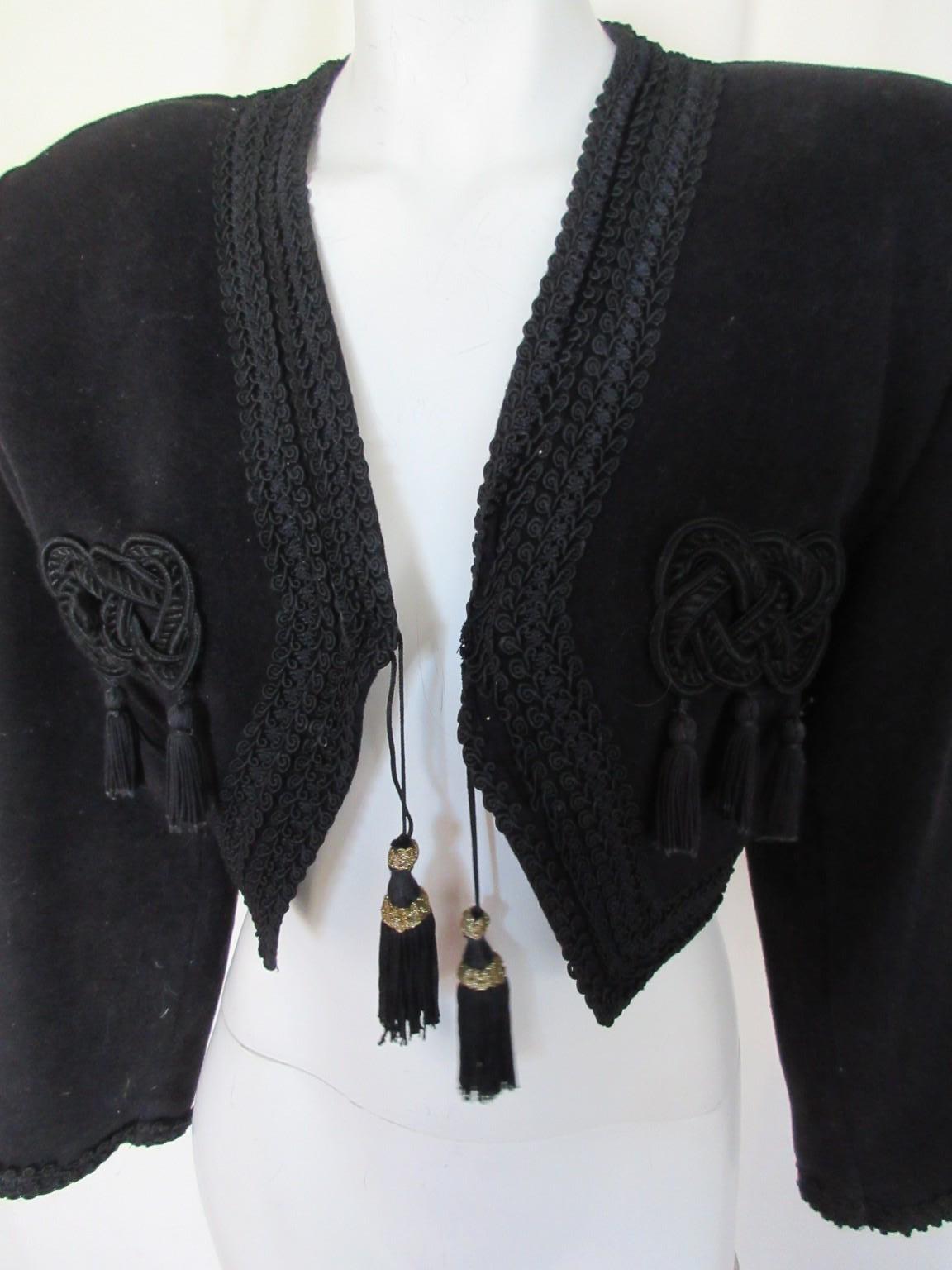 Bolero in lana nera con frange e nappe in vendita 4