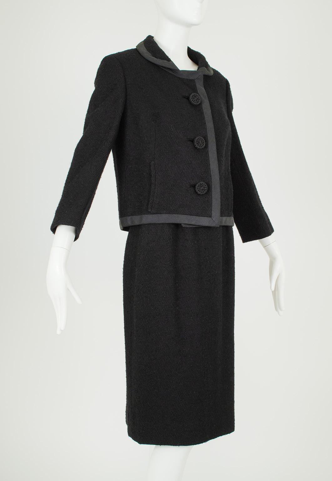 Sebbene l'abito da lutto indossato da Jacqueline Kennedy per il funerale di JFK fosse composto da un abito a giacca, questo abito in bouclé è il suo gemello più prossimo. Completo del suo colletto alla Peters Pan, di ampi bordi e di bottoni annodati