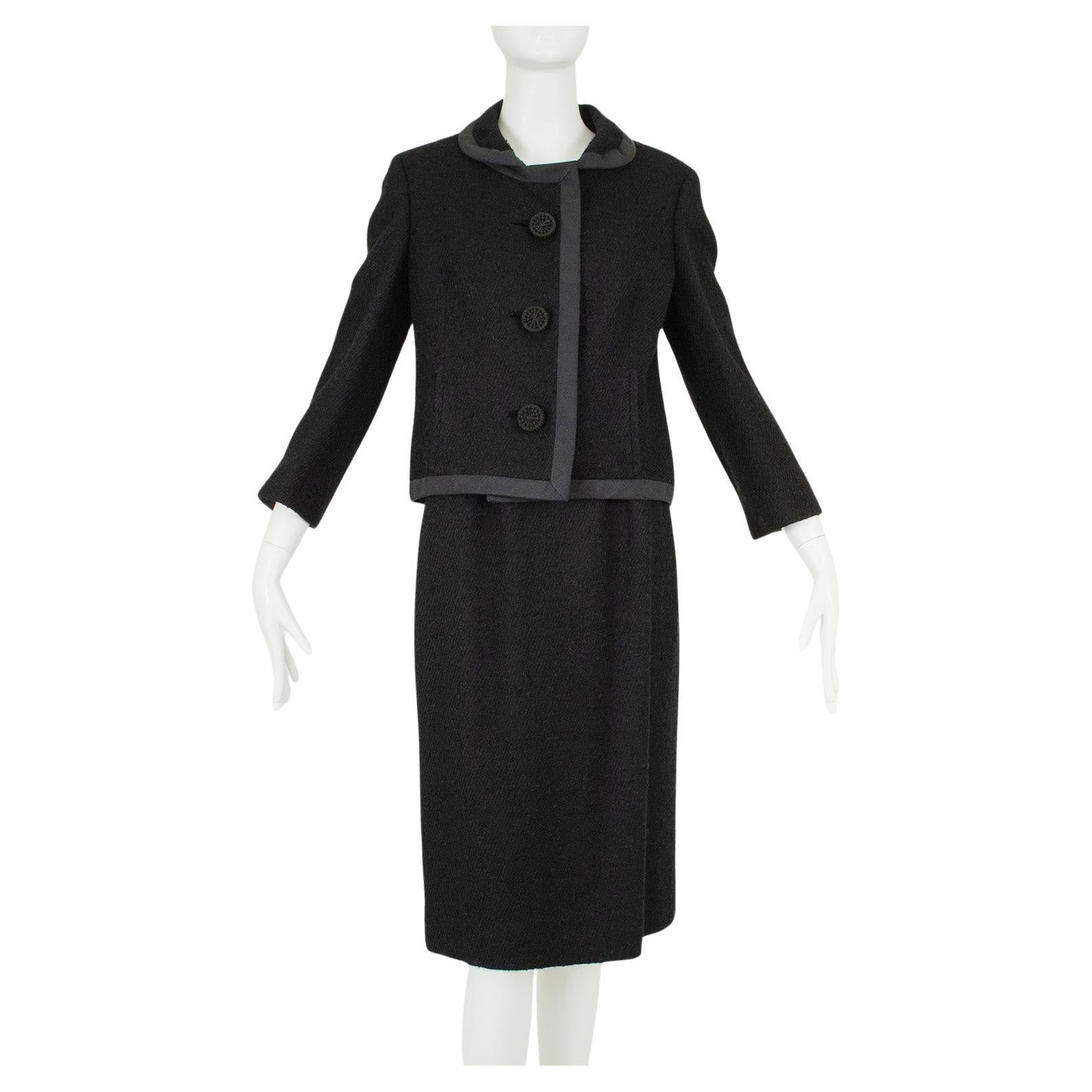 Traje Jackie Mourning de lana negra bouclé con cuello Peter Pan y línea A- M, años 60