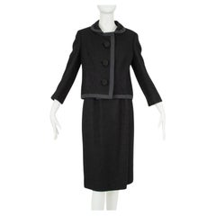 Traje Jackie Mourning de lana negra bouclé con cuello Peter Pan y línea A- M, años 60