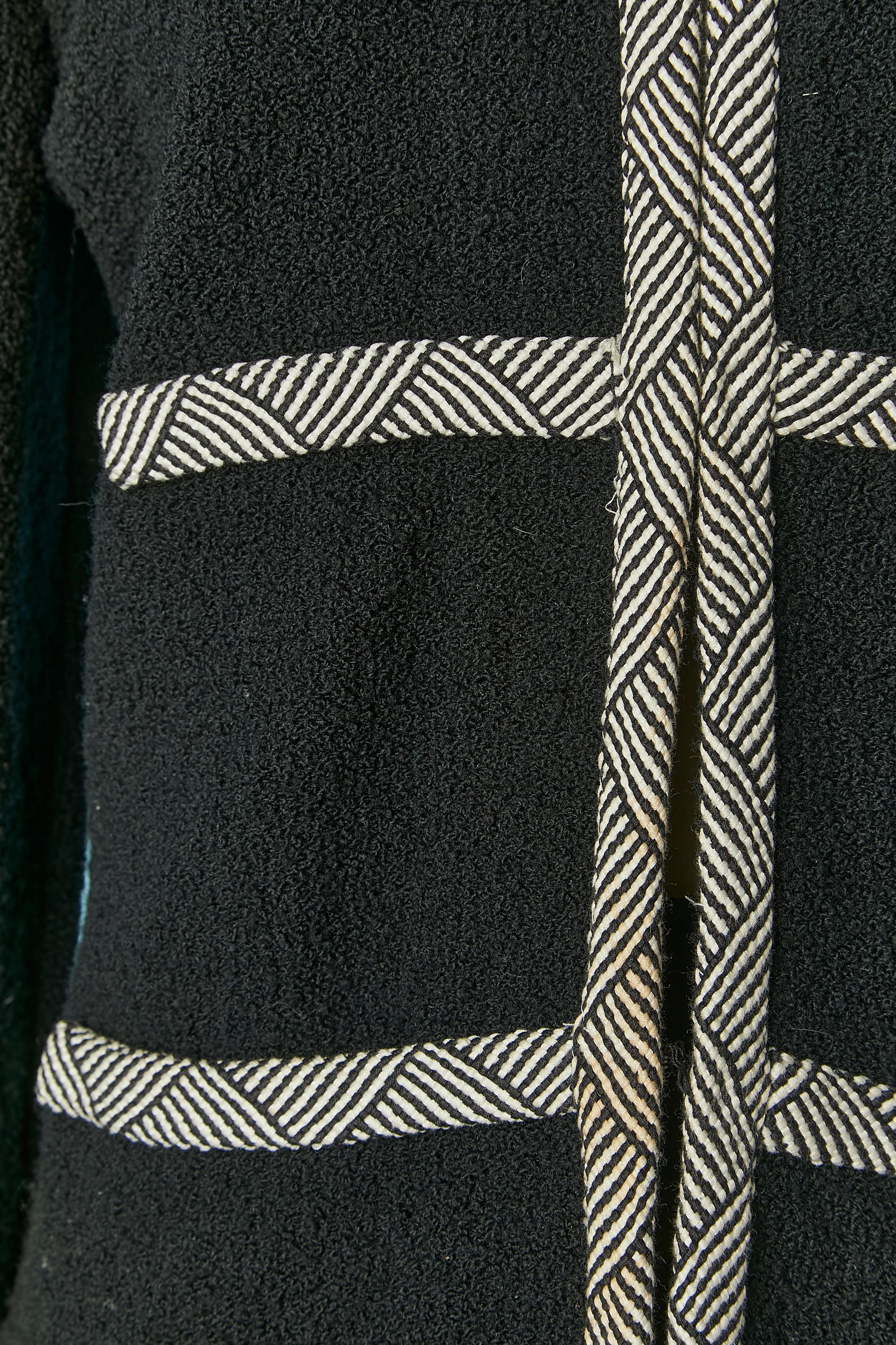 Black wool bouclette skirt-suit with black&white braid piping and bow ADOLFO In Excellent Condition For Sale In Saint-Ouen-Sur-Seine, FR