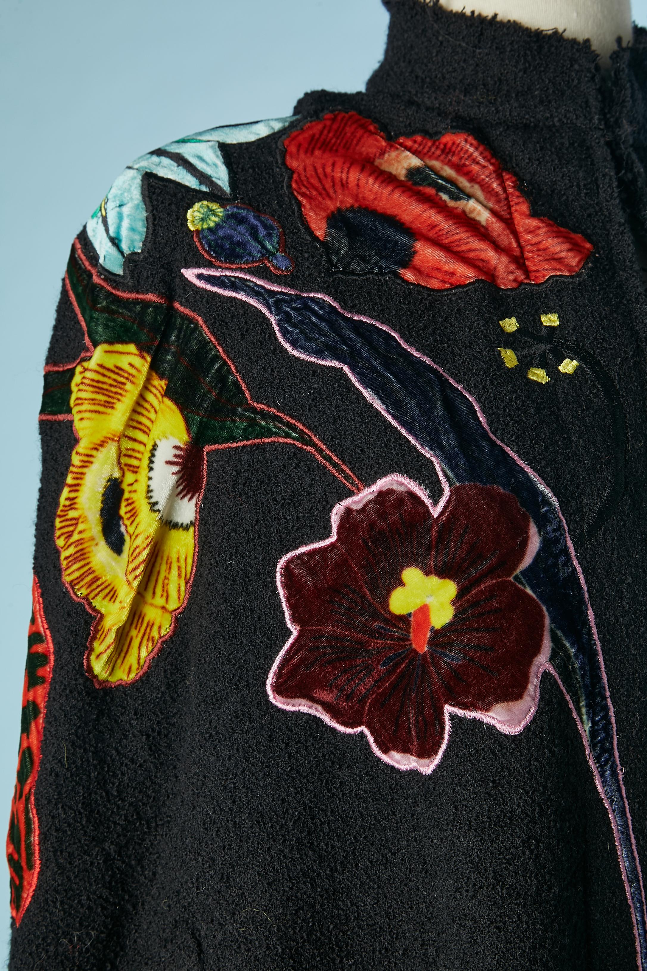 Black wool cape with velvet flowers appliqué. Cotton lining. Hook&eye on the top middle front
size 36 (fR) BUT FIT M 