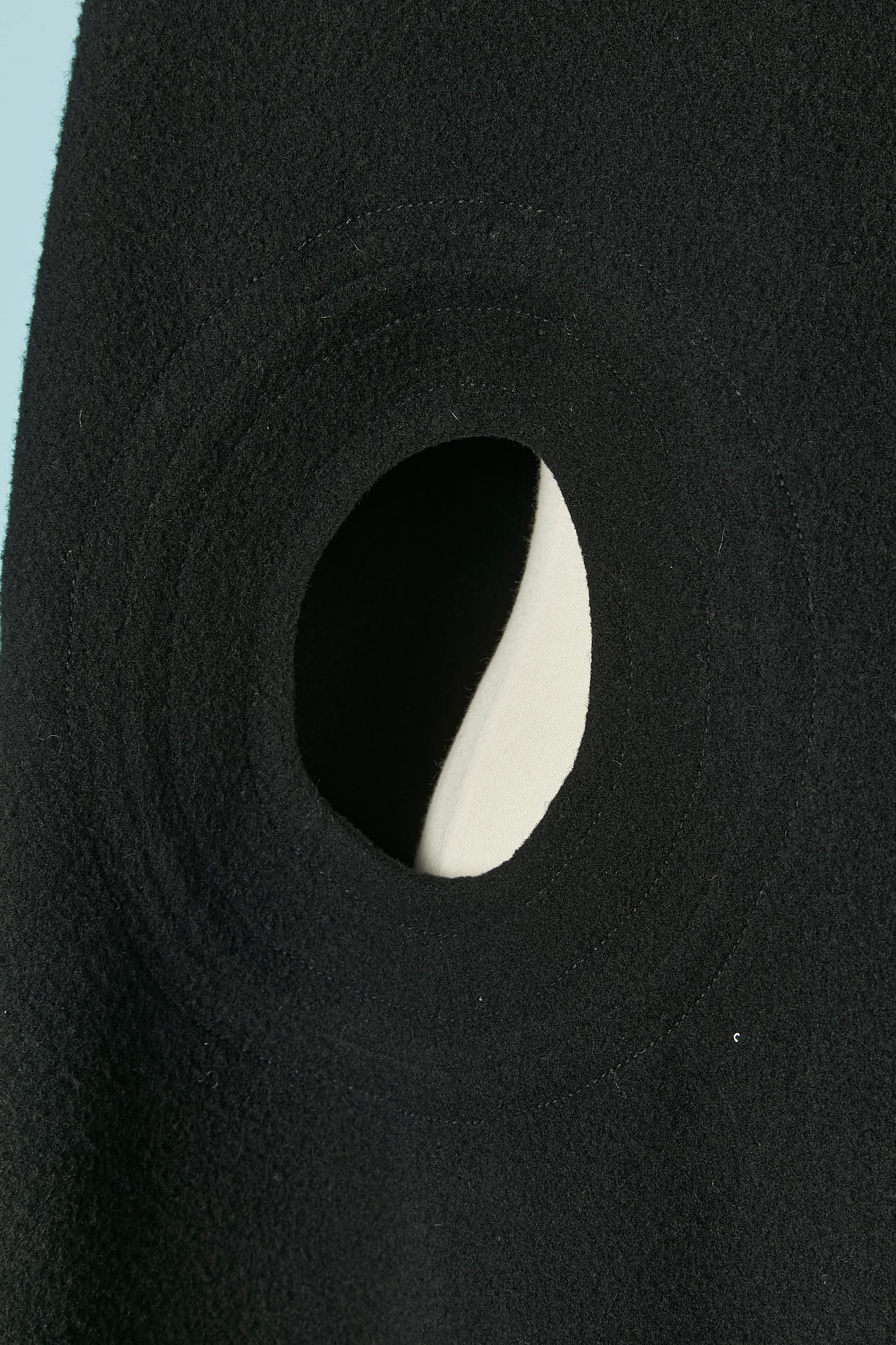 Black wool cape with zip closure on the middle front Pierre Cardin In Excellent Condition For Sale In Saint-Ouen-Sur-Seine, FR