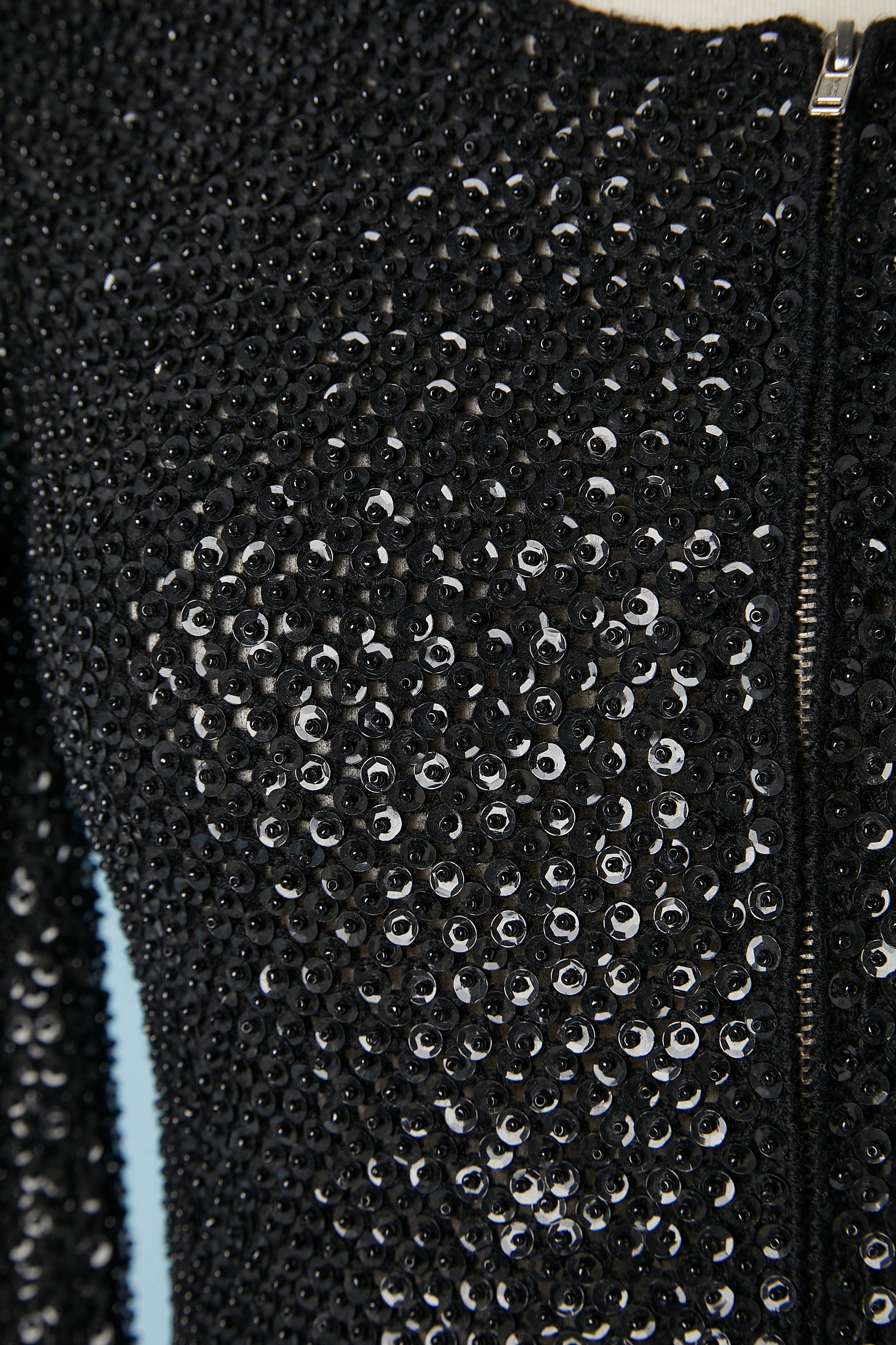 Schwarze Wollstrickjacke mit schwarzen Pailletten und Perlen besetzt. Reißverschluss in der vorderen Mitte. Kein Futter. 
GRÖSSE 40 (It) 36 (Fr) 6 (Us)