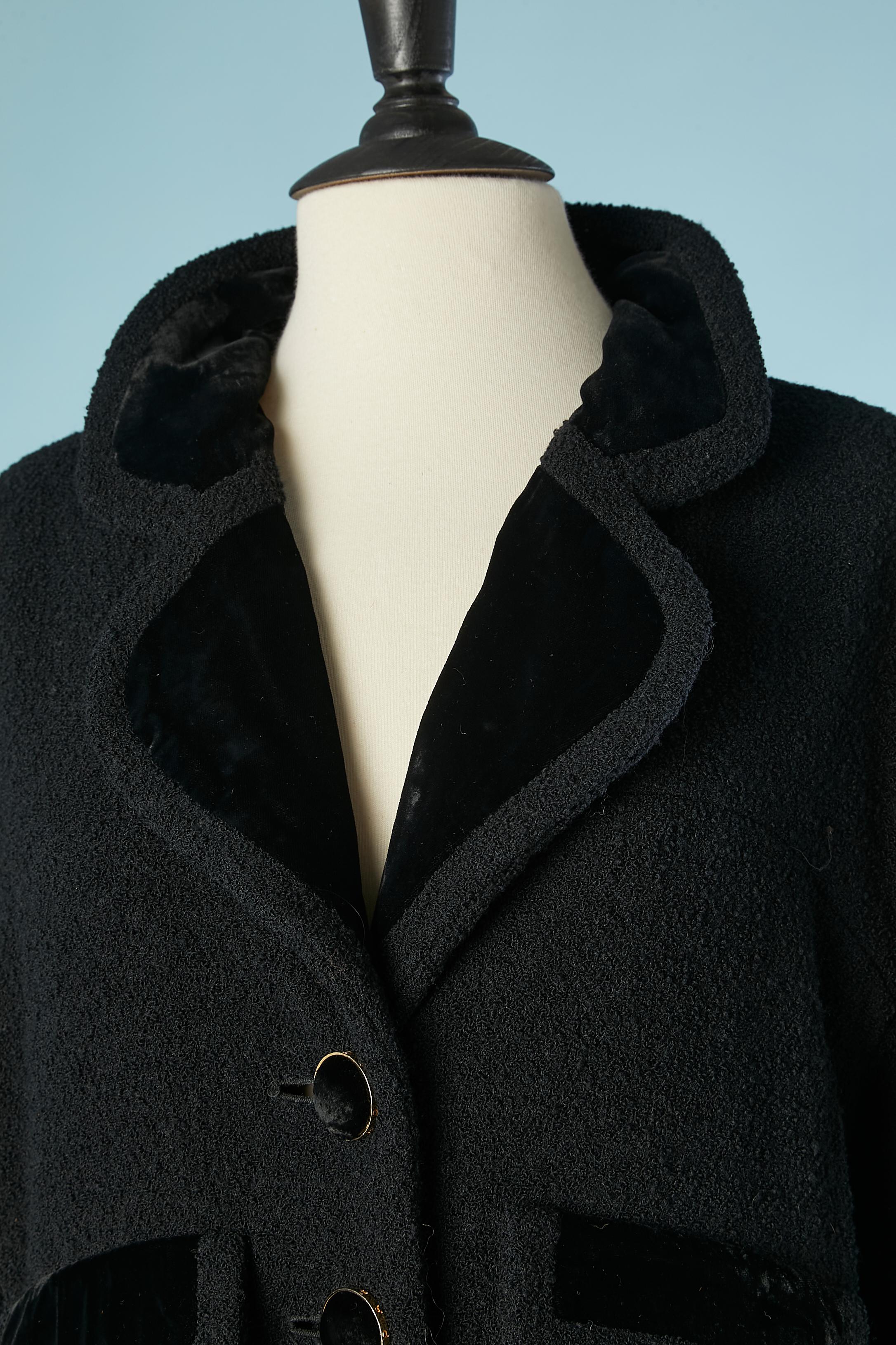Manteau en laine noire avec détails en velours de soie noire. Boutons de marque en métal doré et en velours noir ( sur le côté des boutons). Raglan. Des manchettes. Doublure en soie de la marque. 
TAILLE 44 (Fr) 14 (Us) L