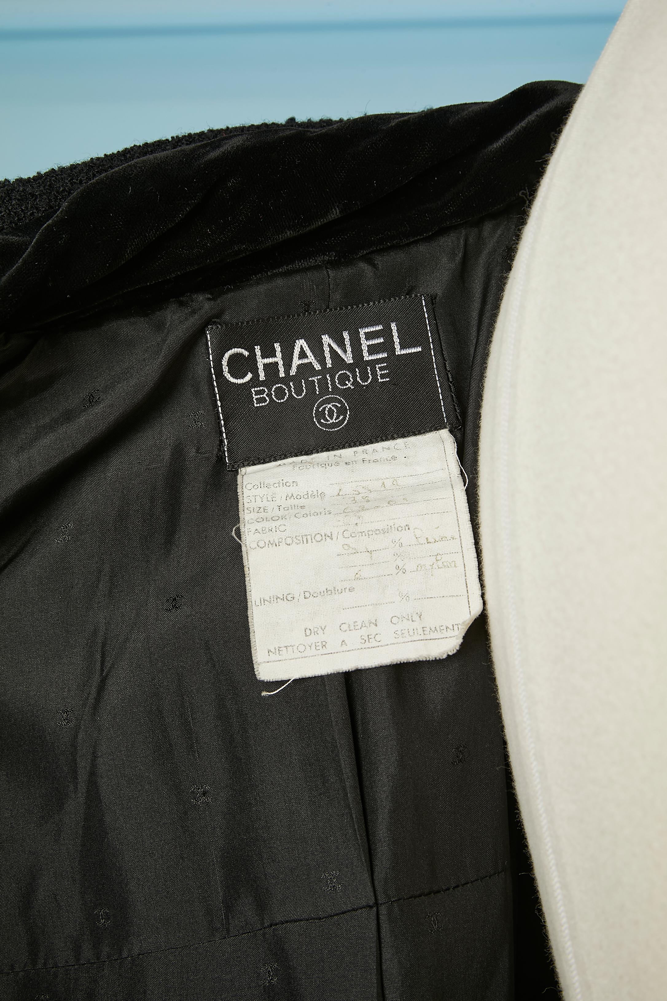 Chanel Boutique - Manteau en laine noire avec détails en velours de soie noir  en vente 2