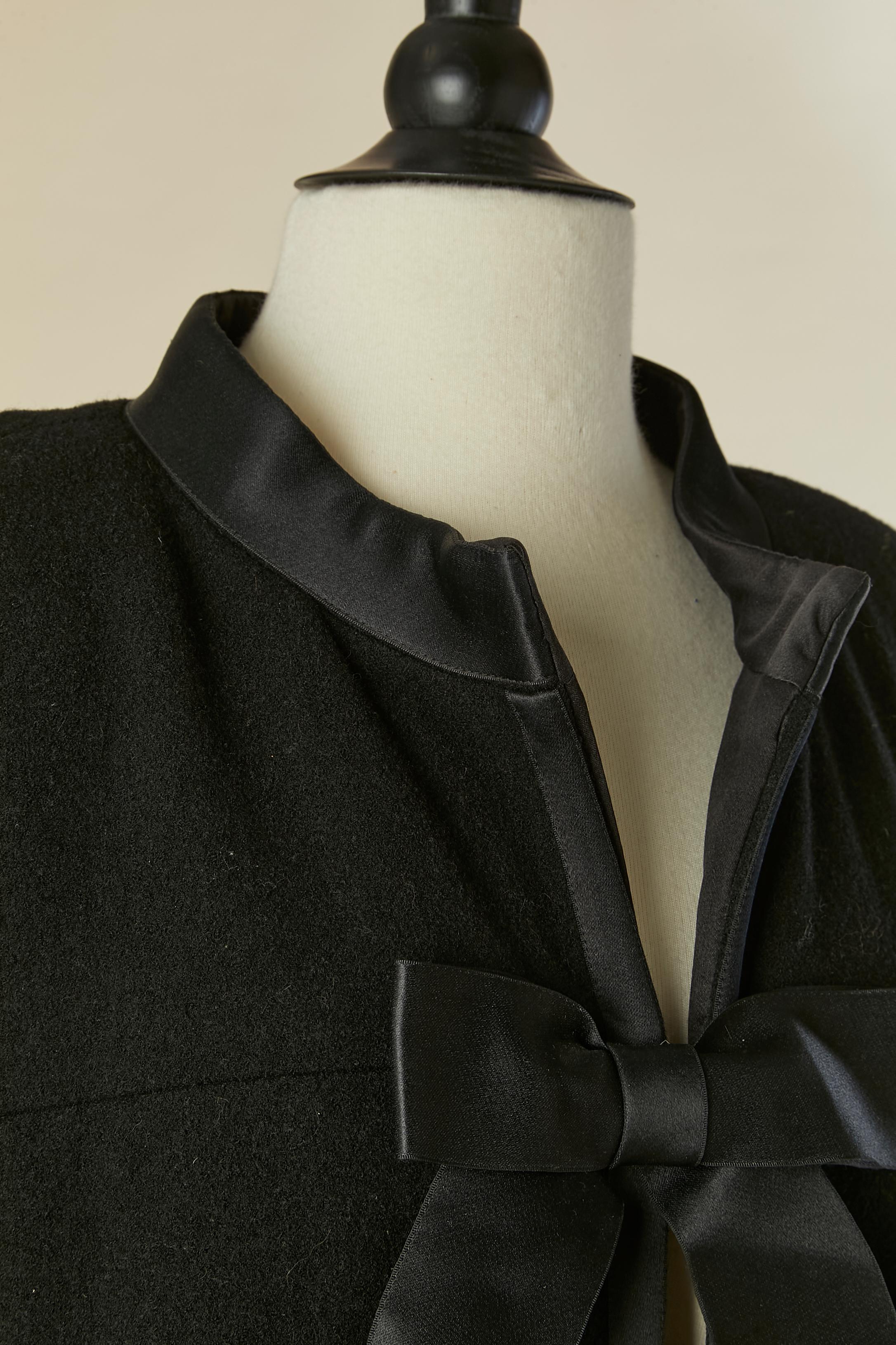 Noir Manteau en laine noire avec nœud et bord en satin CHANEL en vente