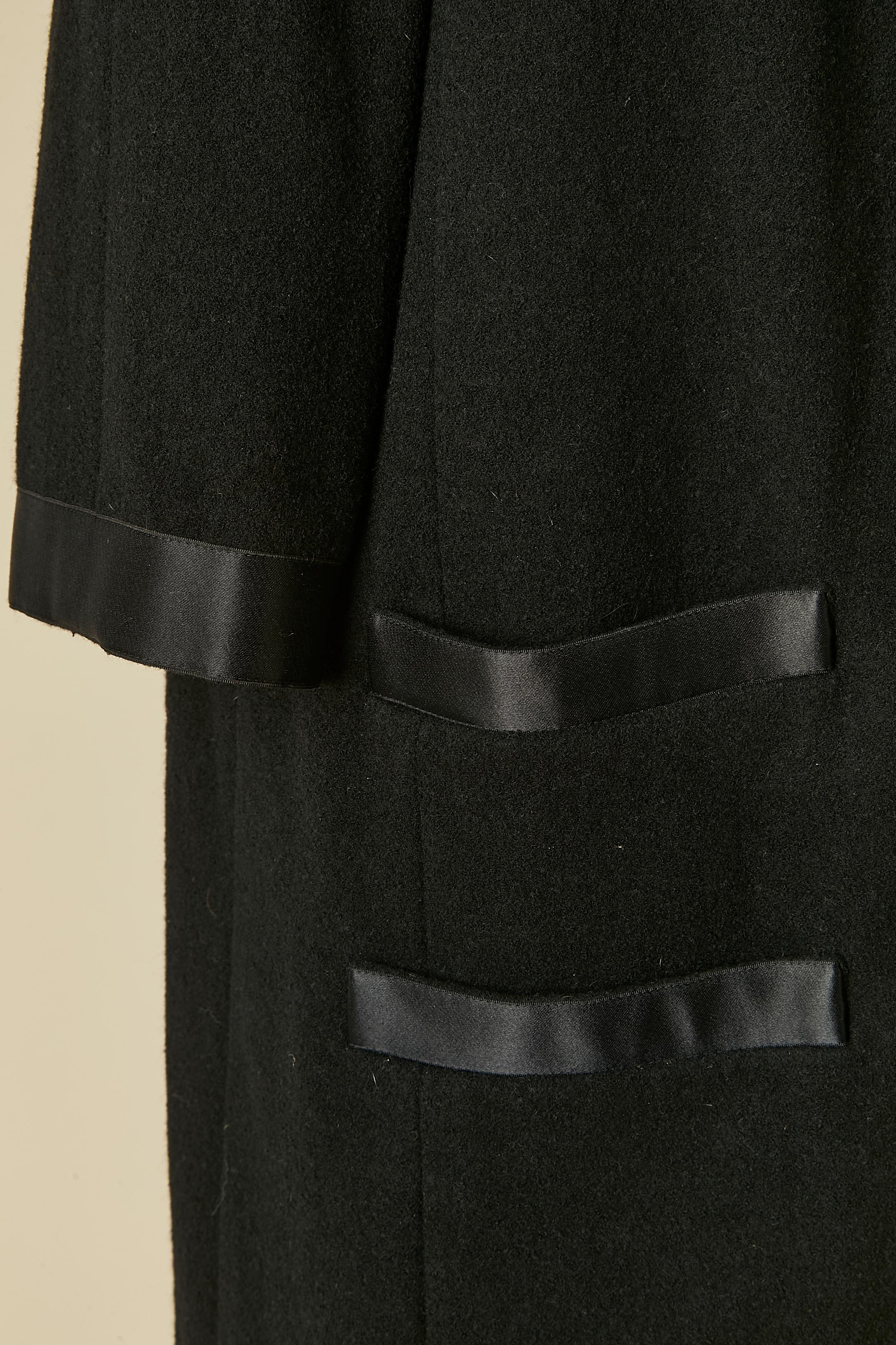 Manteau en laine noire avec nœud et bord en satin CHANEL Excellent état - En vente à Saint-Ouen-Sur-Seine, FR