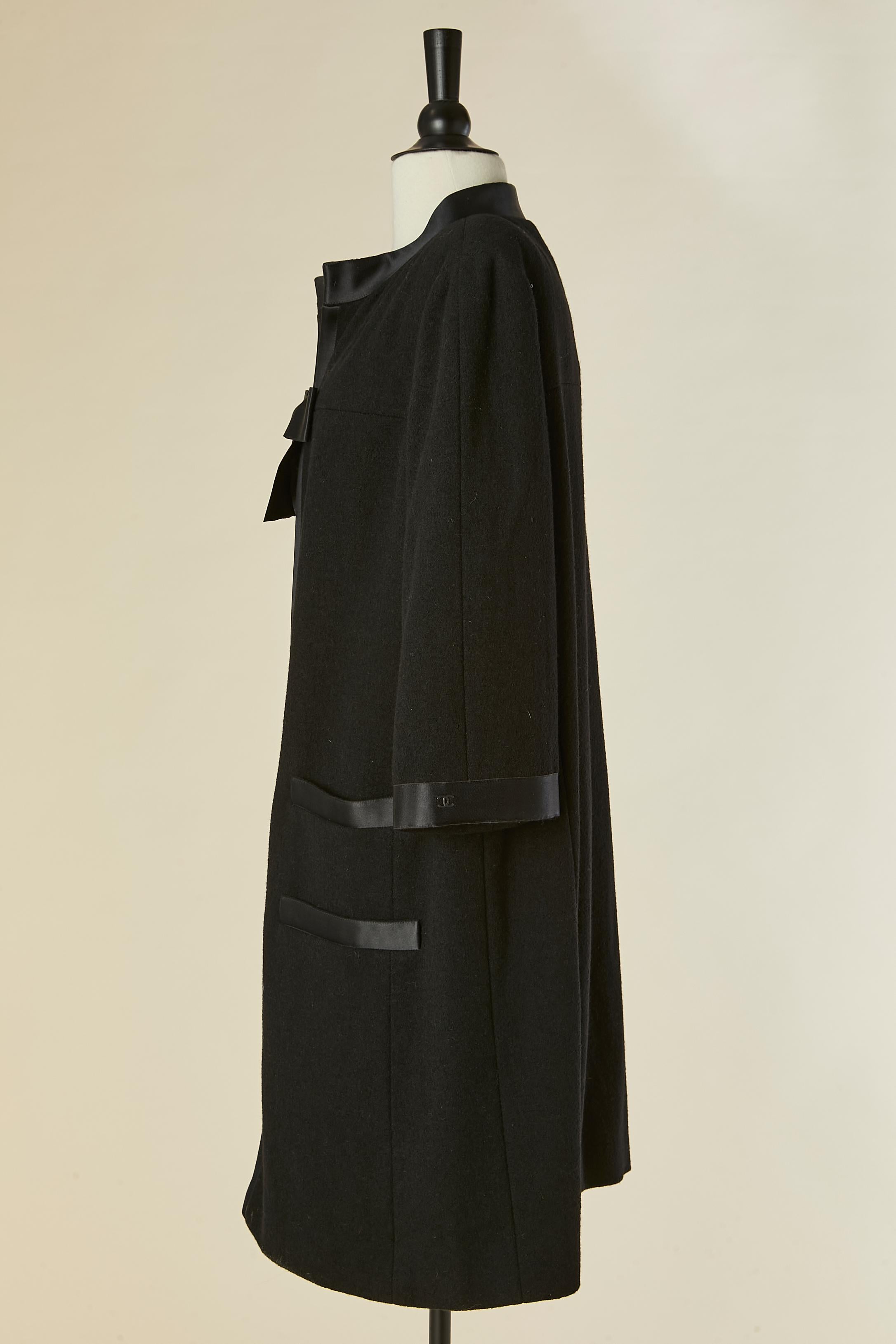 Manteau en laine noire avec nœud et bord en satin CHANEL Pour femmes en vente