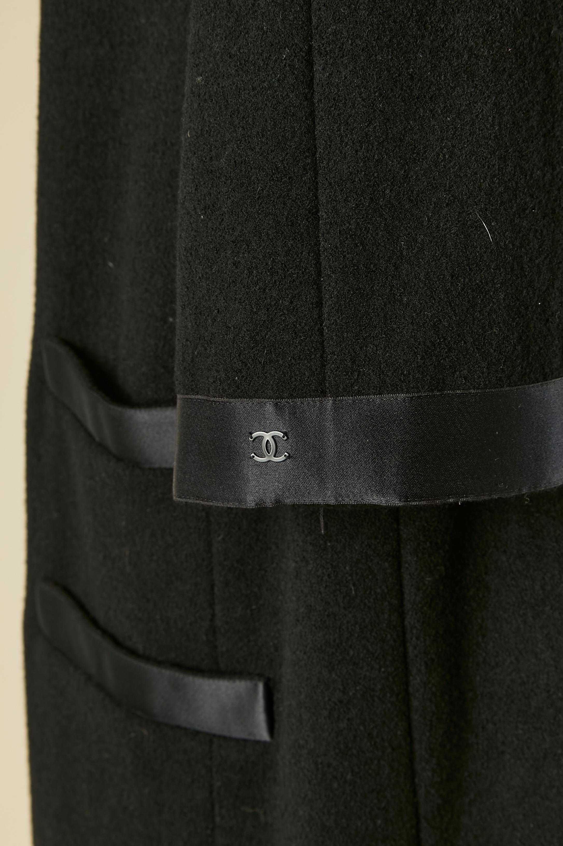 Manteau en laine noire avec nœud et bord en satin CHANEL en vente 1