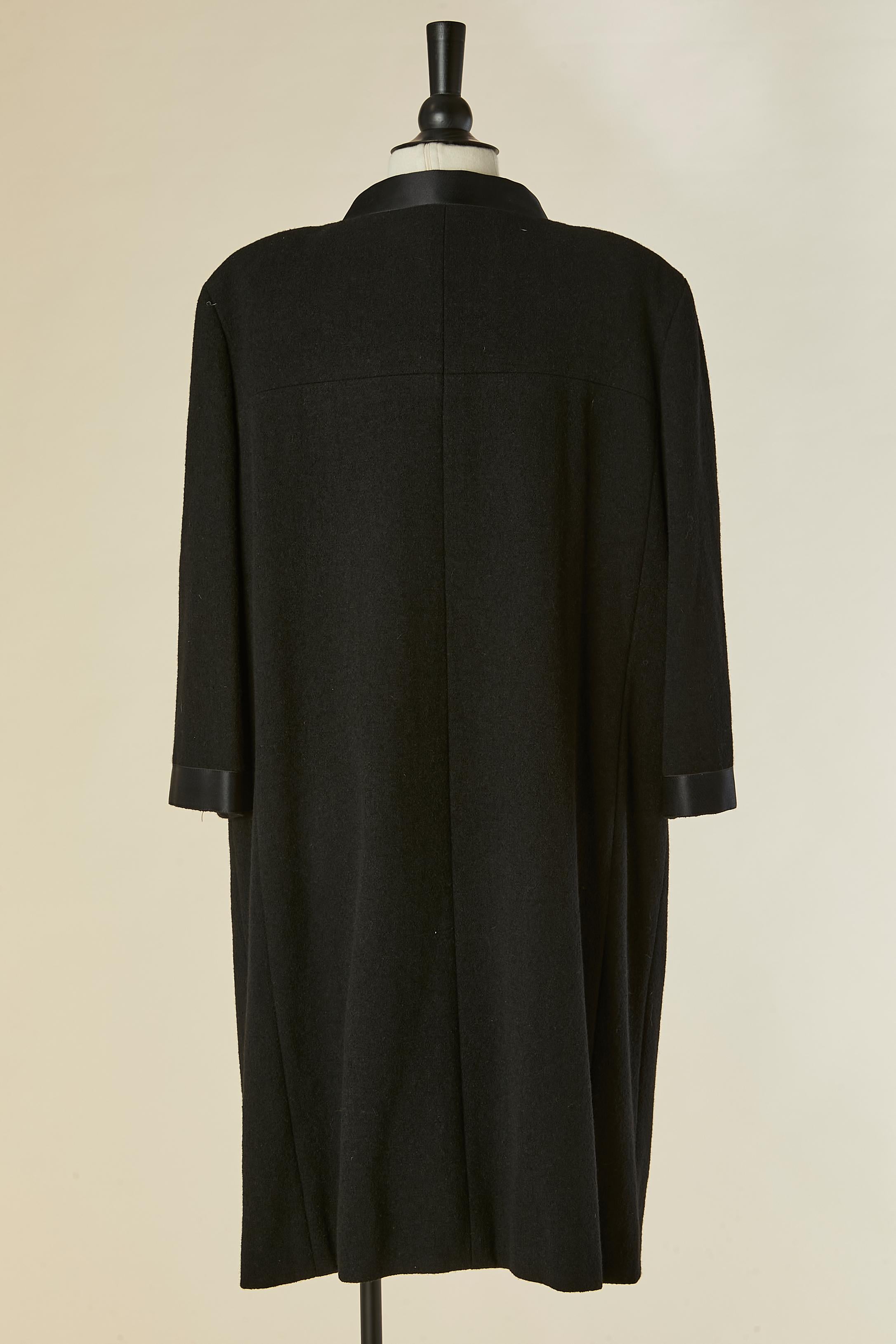 Manteau en laine noire avec nœud et bord en satin CHANEL en vente 2