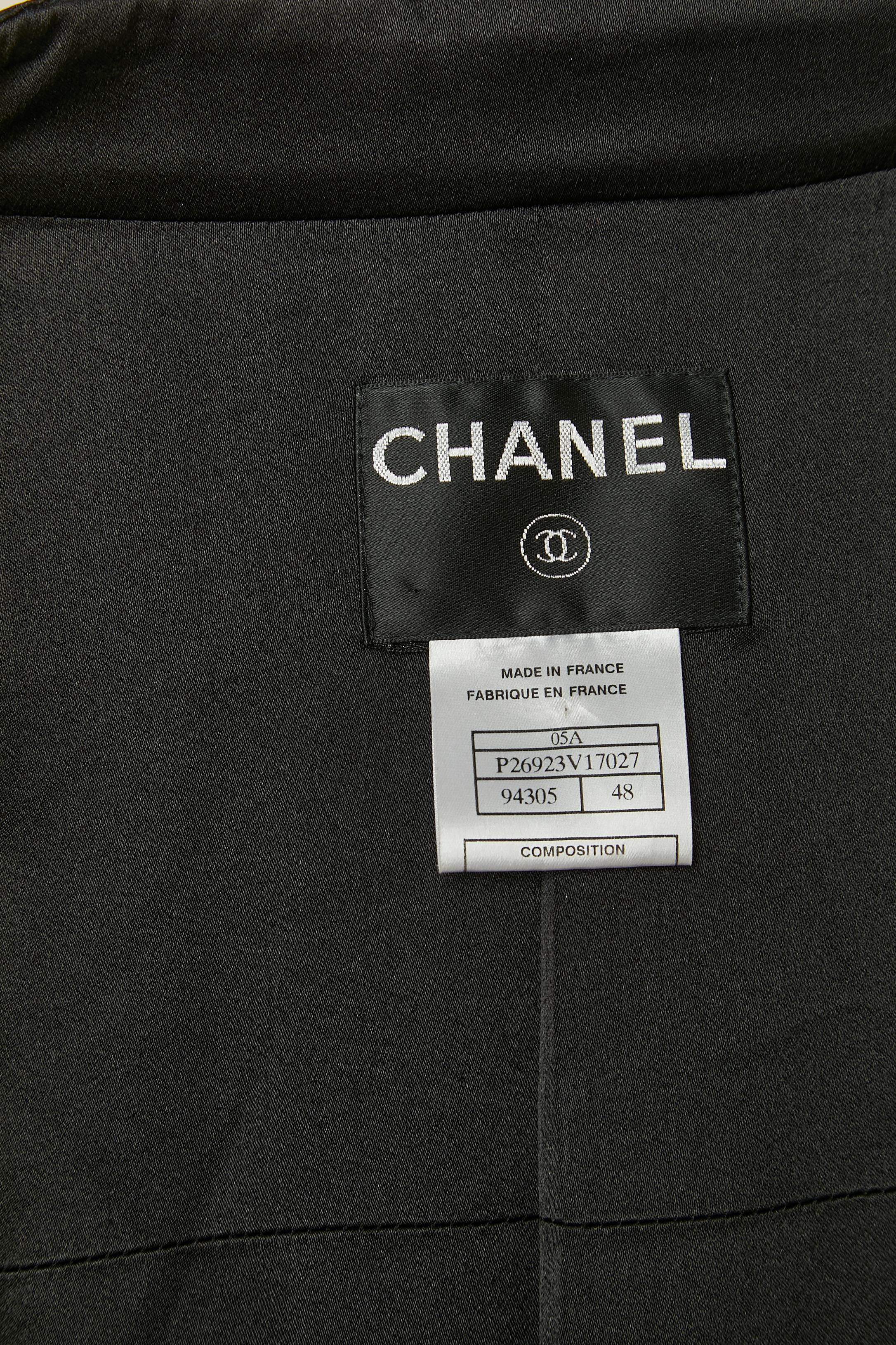Manteau en laine noire avec nœud et bord en satin CHANEL en vente 4