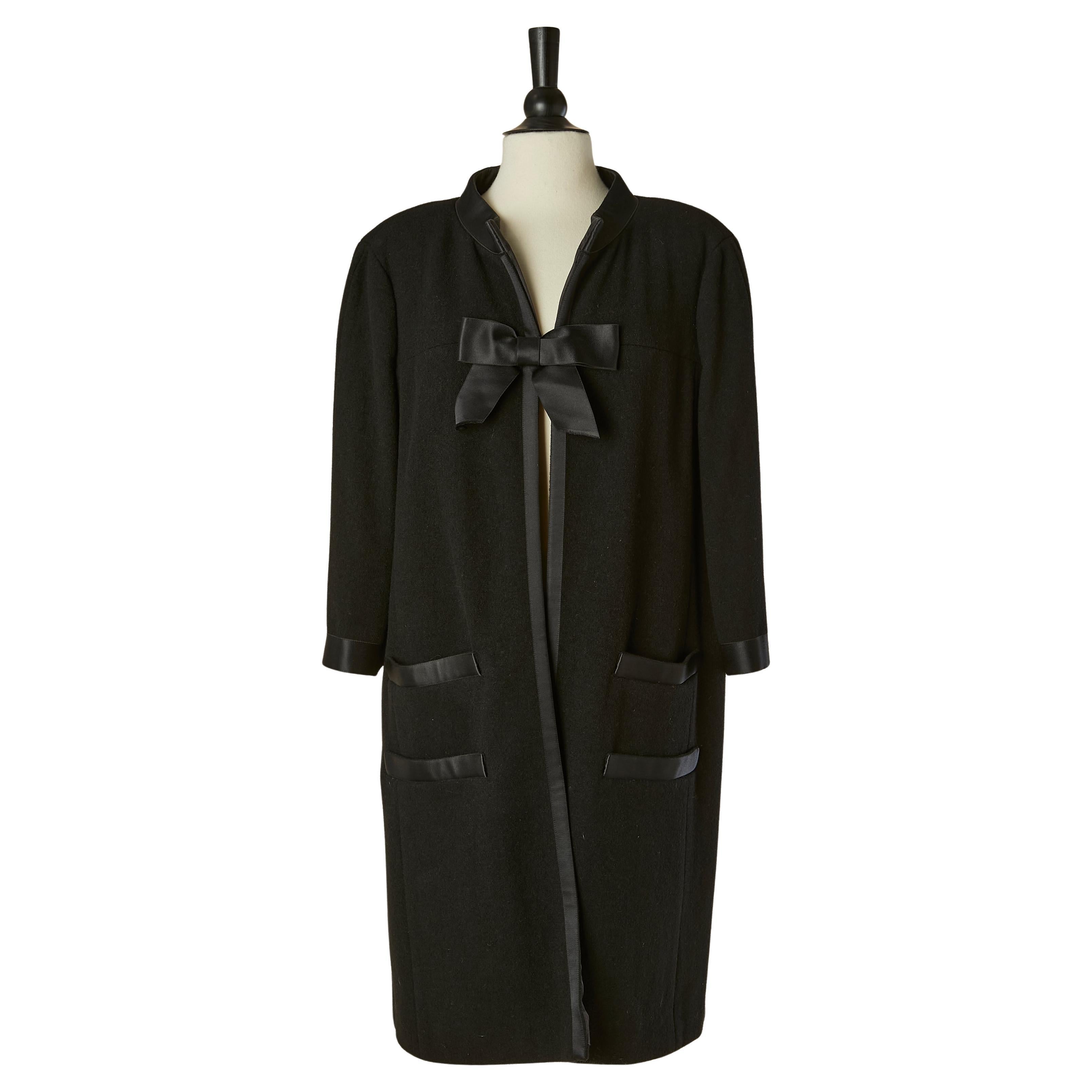 Manteau en laine noire avec nœud et bord en satin CHANEL en vente