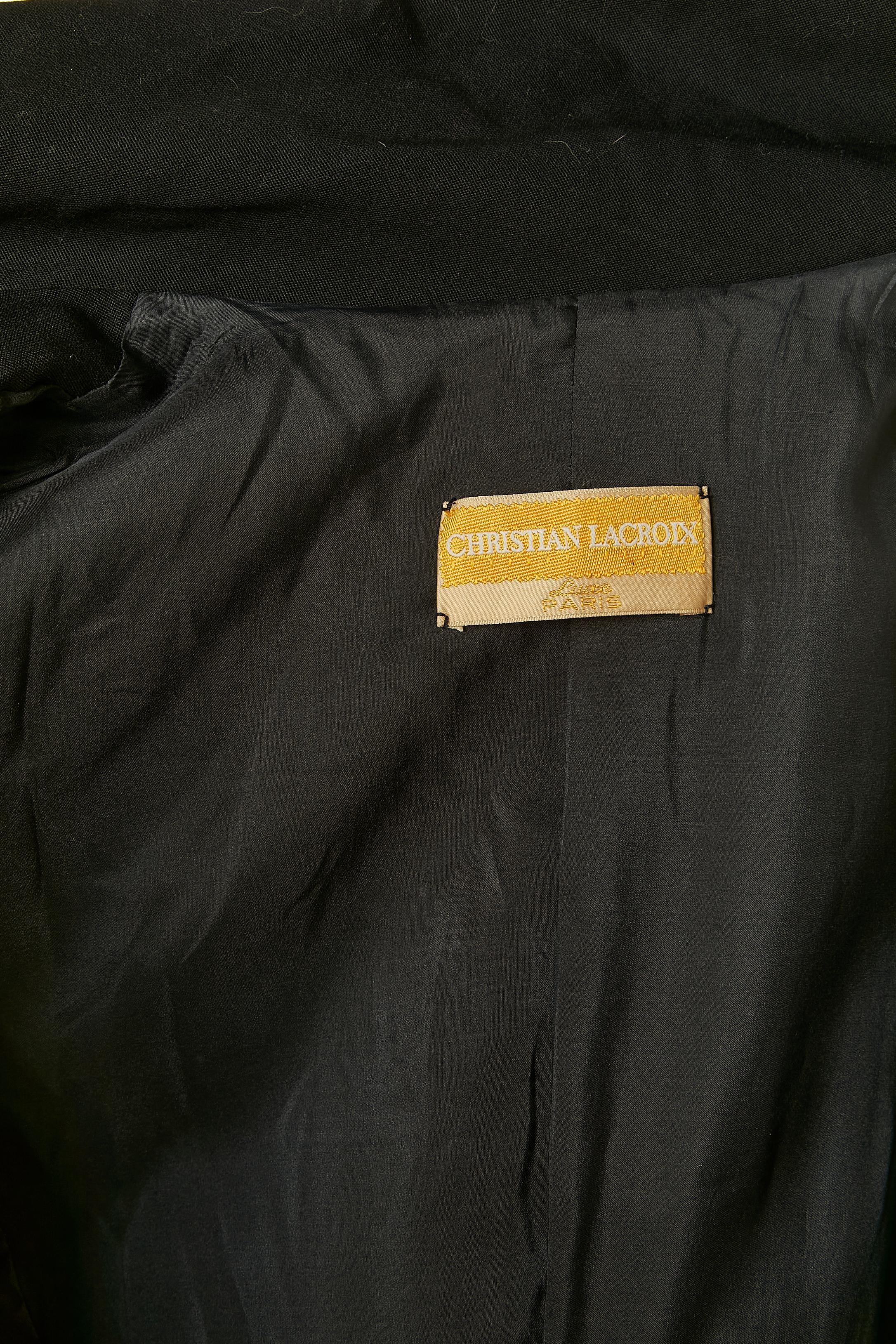 Cappotto nero con  abbellimento con bottoni gioiello. Fodera in seta. Spallaccio. Chiusura con zip invisibile sul davanti. Fodera in tessuto rigido sui fianchi (per mantenere il volume) 
TAGLIA 42 (Fr) L 
