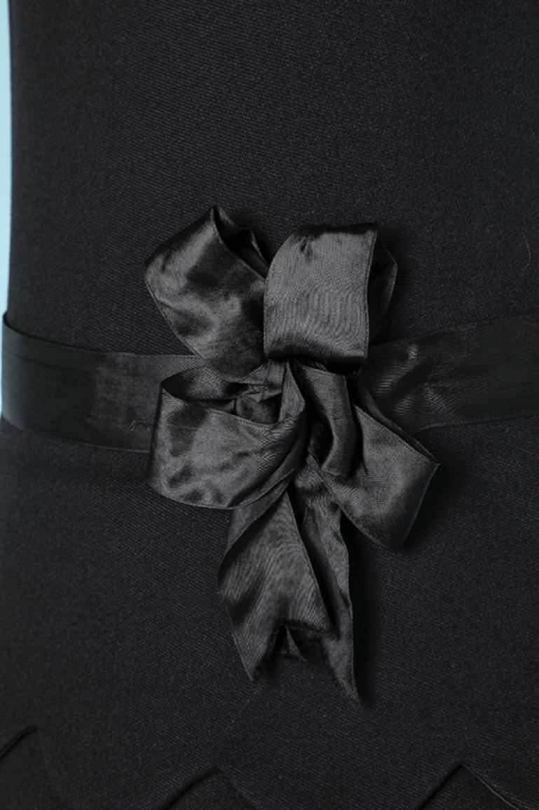 Robe de cocktail en laine noire avec 3 Looping sur la jupe et ceinture en satin ( et boucle de ceinture) & nœud. Doublure en acétate kaki. Fermeture éclair et crochet dans le milieu du dos. 
TAILLE  38 (M )