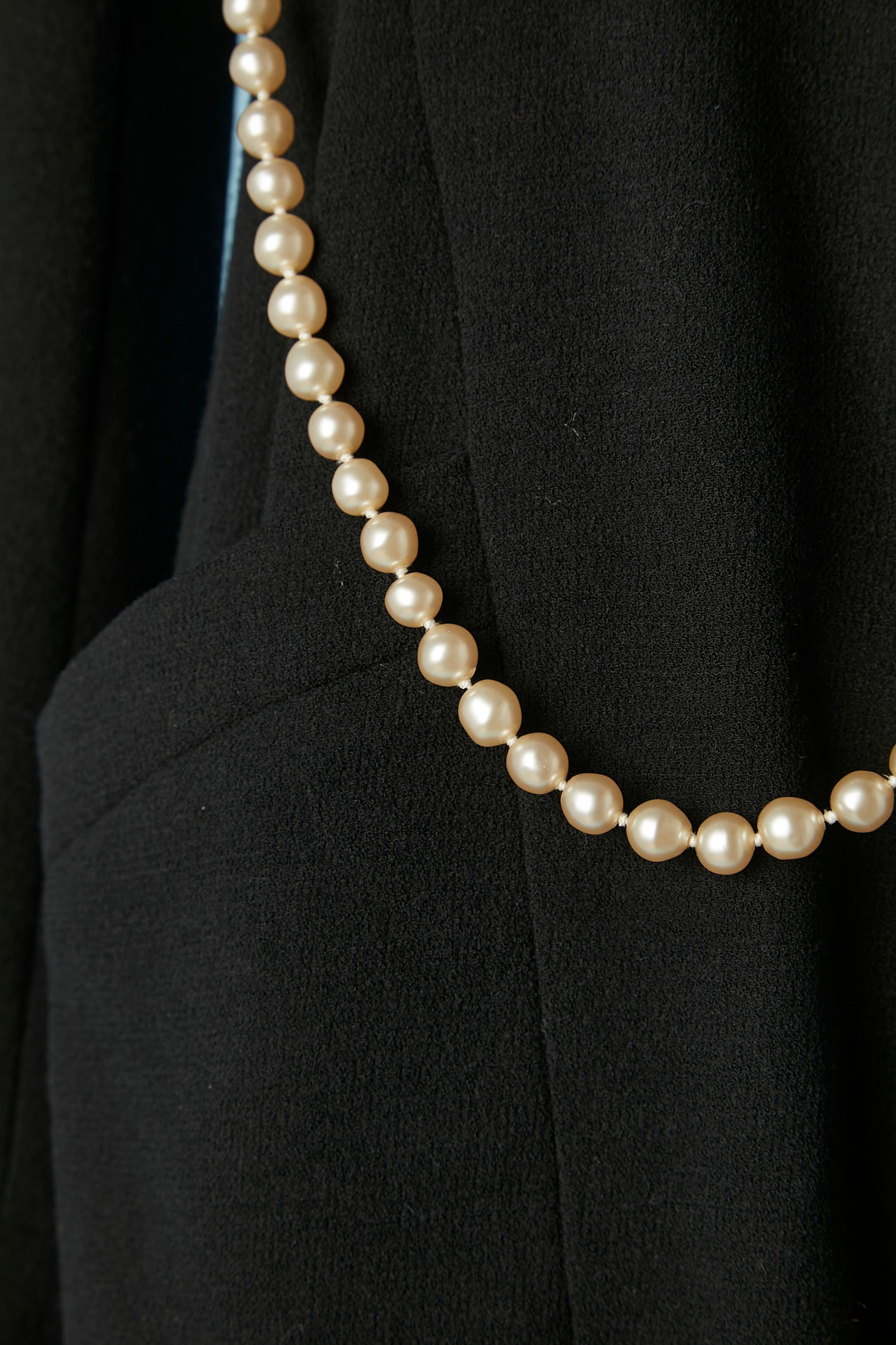 Black wool cocktail dress with pearls long neckless Chanel Boutique  In Excellent Condition For Sale In Saint-Ouen-Sur-Seine, FR