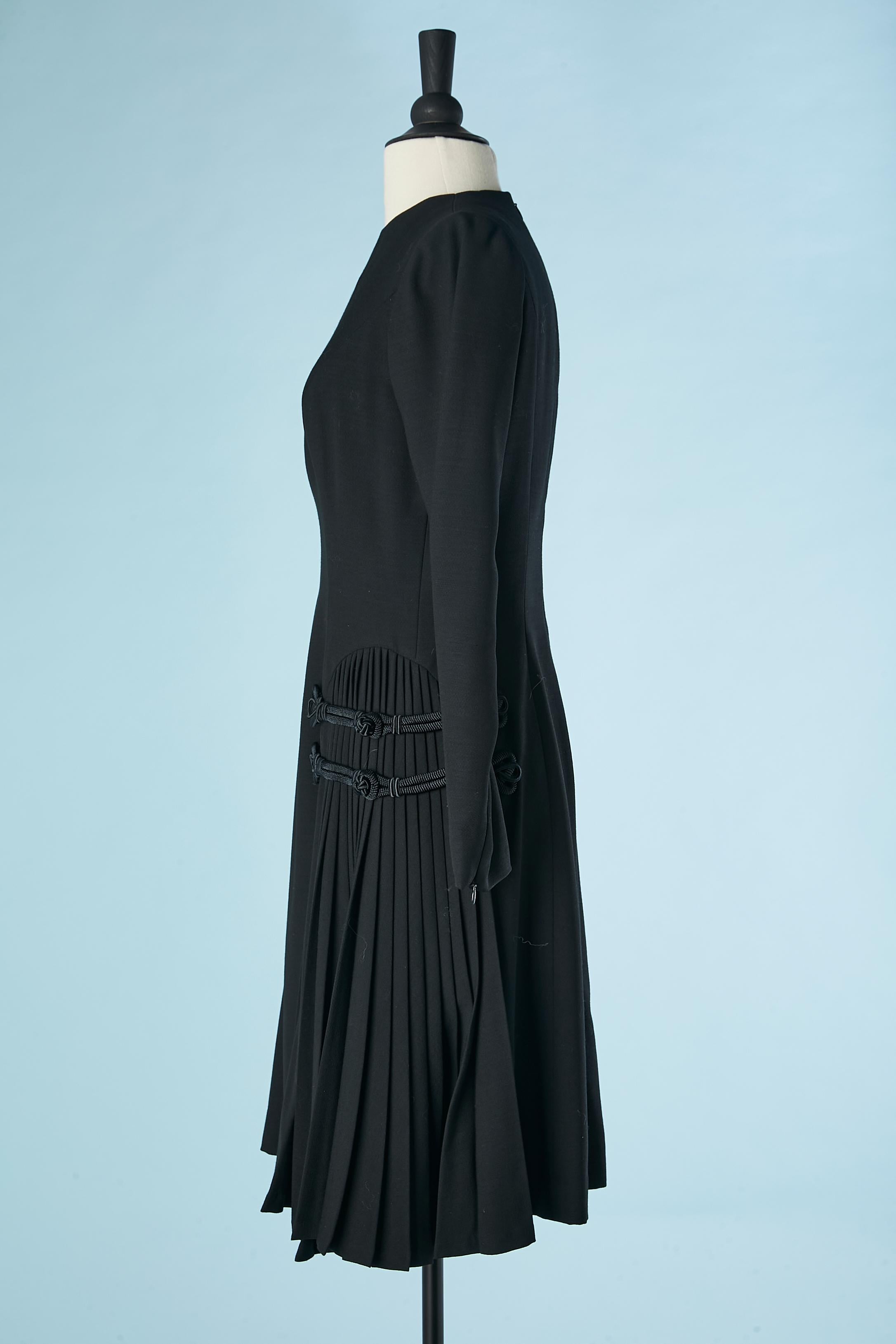 Vestido de cóctel de lana negra con pliegues laterales y pasamanería JACQUES FATH en Excelente estado para la venta en Saint-Ouen-Sur-Seine, FR
