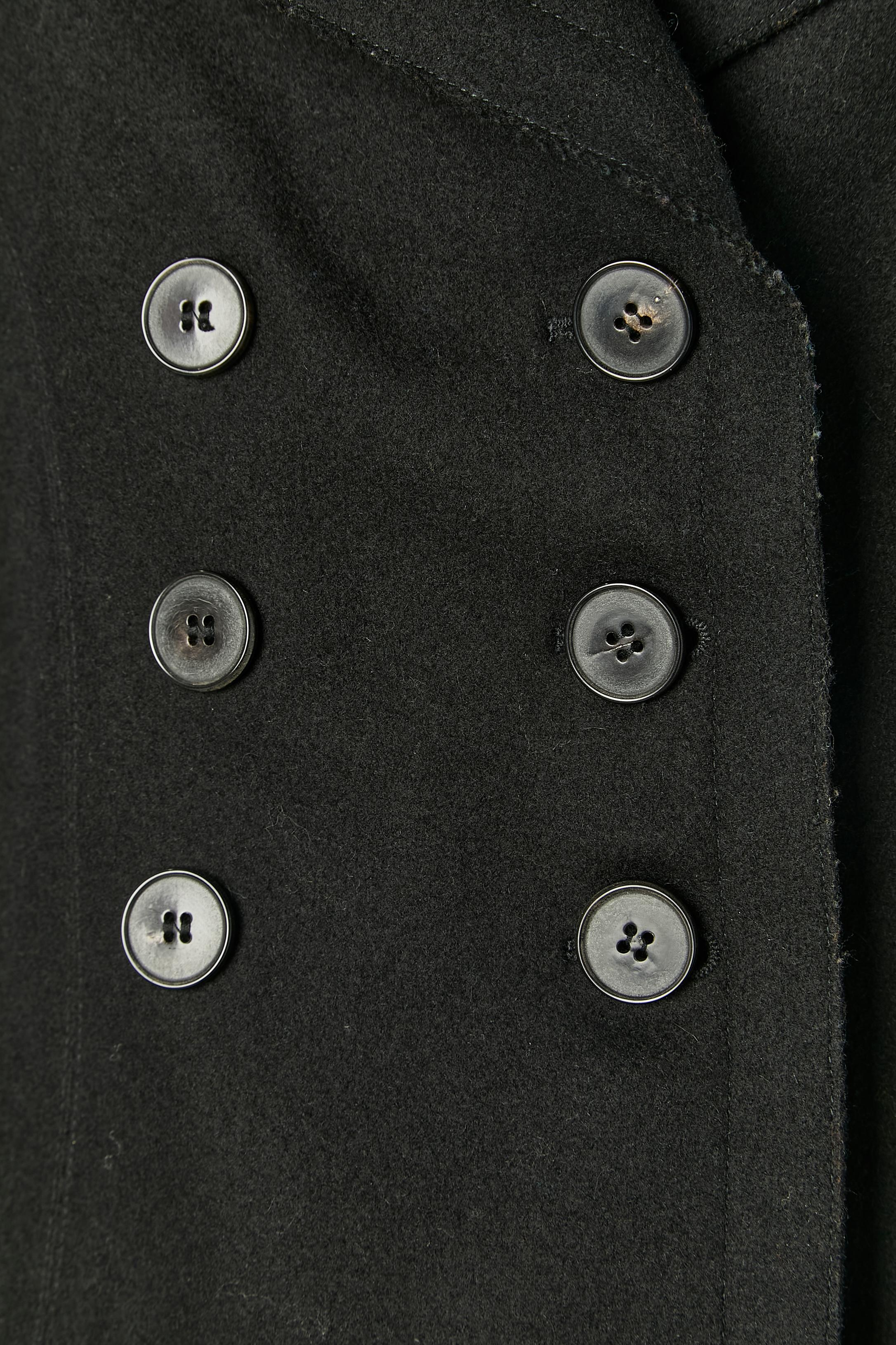 Veste en laine noire à double boutonnage. Fermeture par boutons et boutonnières sur le devant. Composition du tissu principal : 80% laine, 20% nylon. Composition de la doublure : 100% polyester
TAILLE 38 (Fr) M 