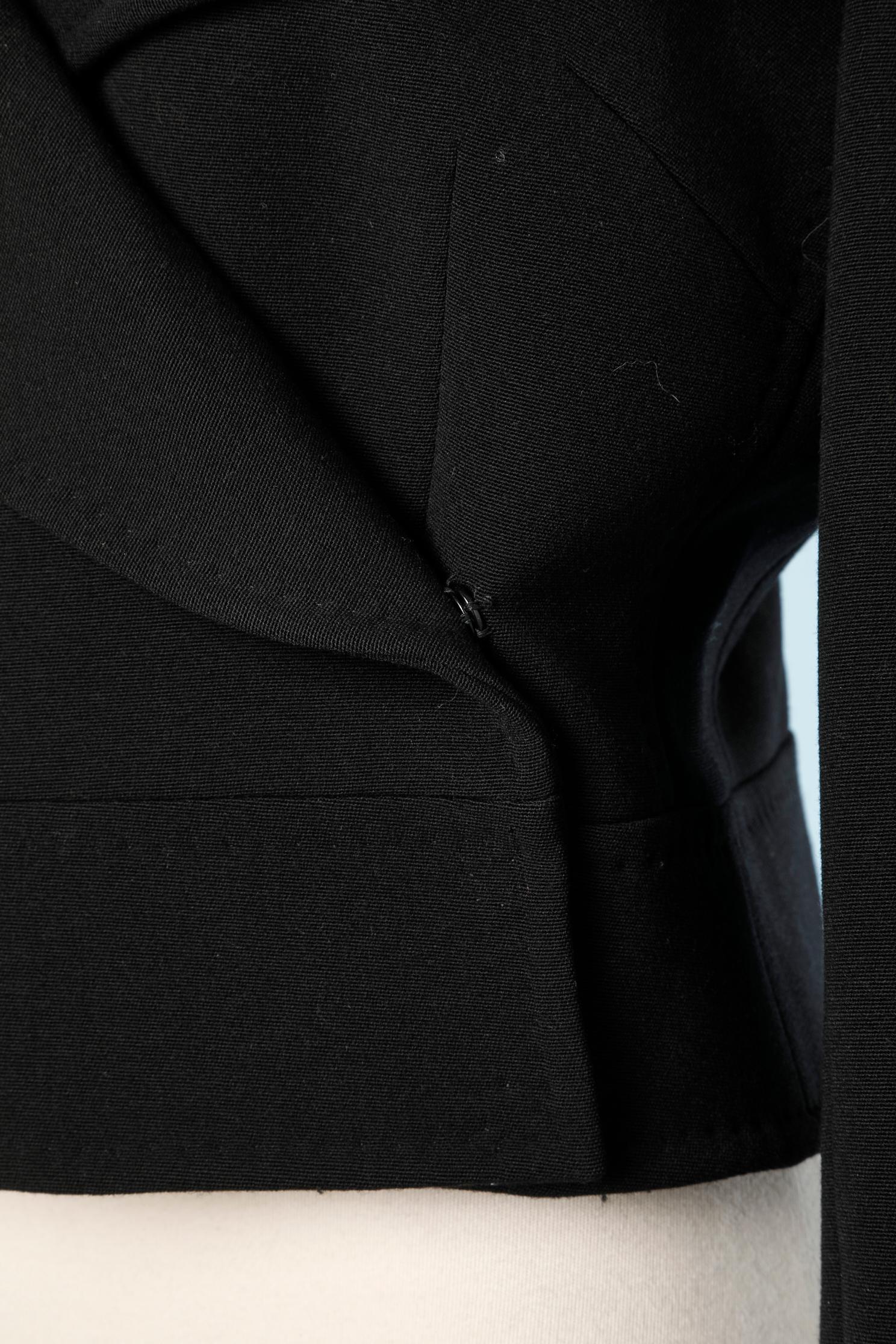 Veste courte en laine noire à double boutonnage, doublée d'une marque rose. 
98% laine, 2% polyamide
TAILLE 44( It) 40 (Fr) 10 (Us)