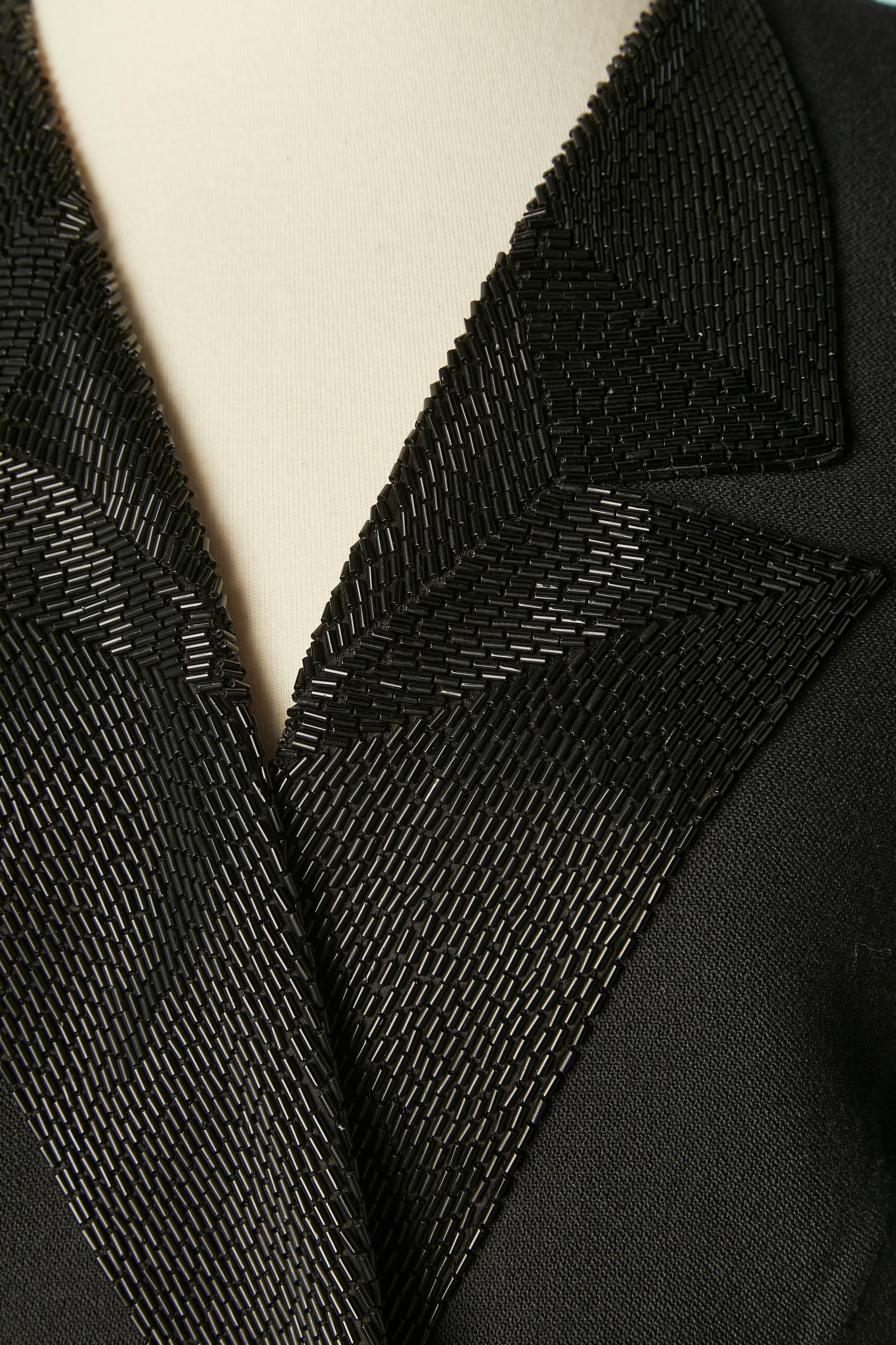 Einreihige Abendjacke aus schwarzer Wolle mit Perlenkragen und Taschen. Doppelseitiger Stoff, also kein Futter. 