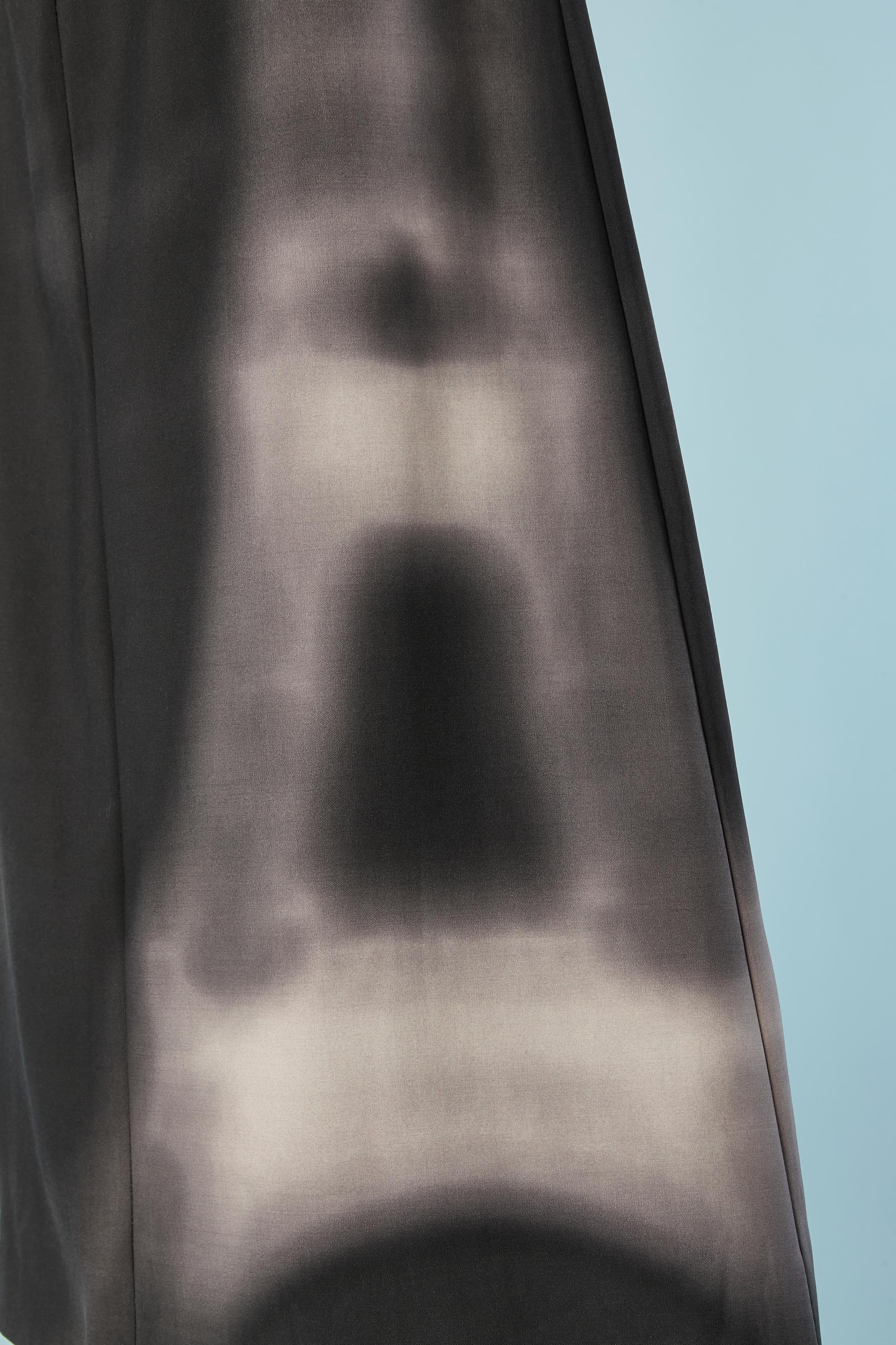 Gonna svasata in lana nera con motivo Torre Eiffel. Fodera in seta. Tasca su entrambi i lati + 2 tasche sul retro. Cintura ad anello. Chiusura con cerniera nascosta e gancio sulla parte anteriore centrale del capo. 
TAGLIA 38 (Fr) M 