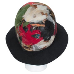 Chapeau seau à bord flottant en laine noire avec couronne de plumes en cage multicolore - M, 1970