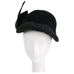 Chapeau en laine noire avec bordure en raphia, années 1930