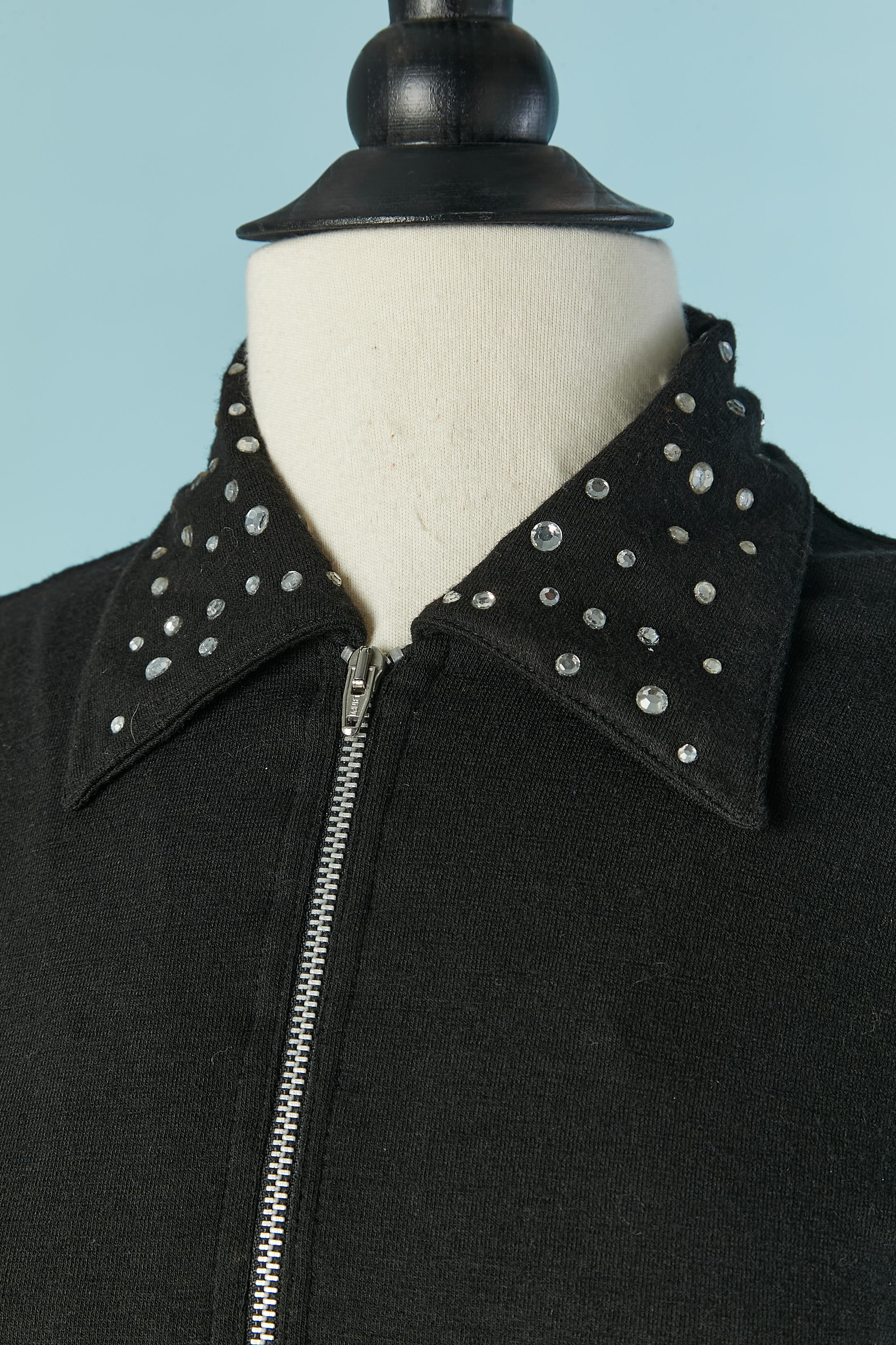 Robe de cocktail en jersey de laine noire ornée de strass. Fermeture à glissière sur le milieu du devant. 
TAILLE 46 (It) 42 (Fr) M 