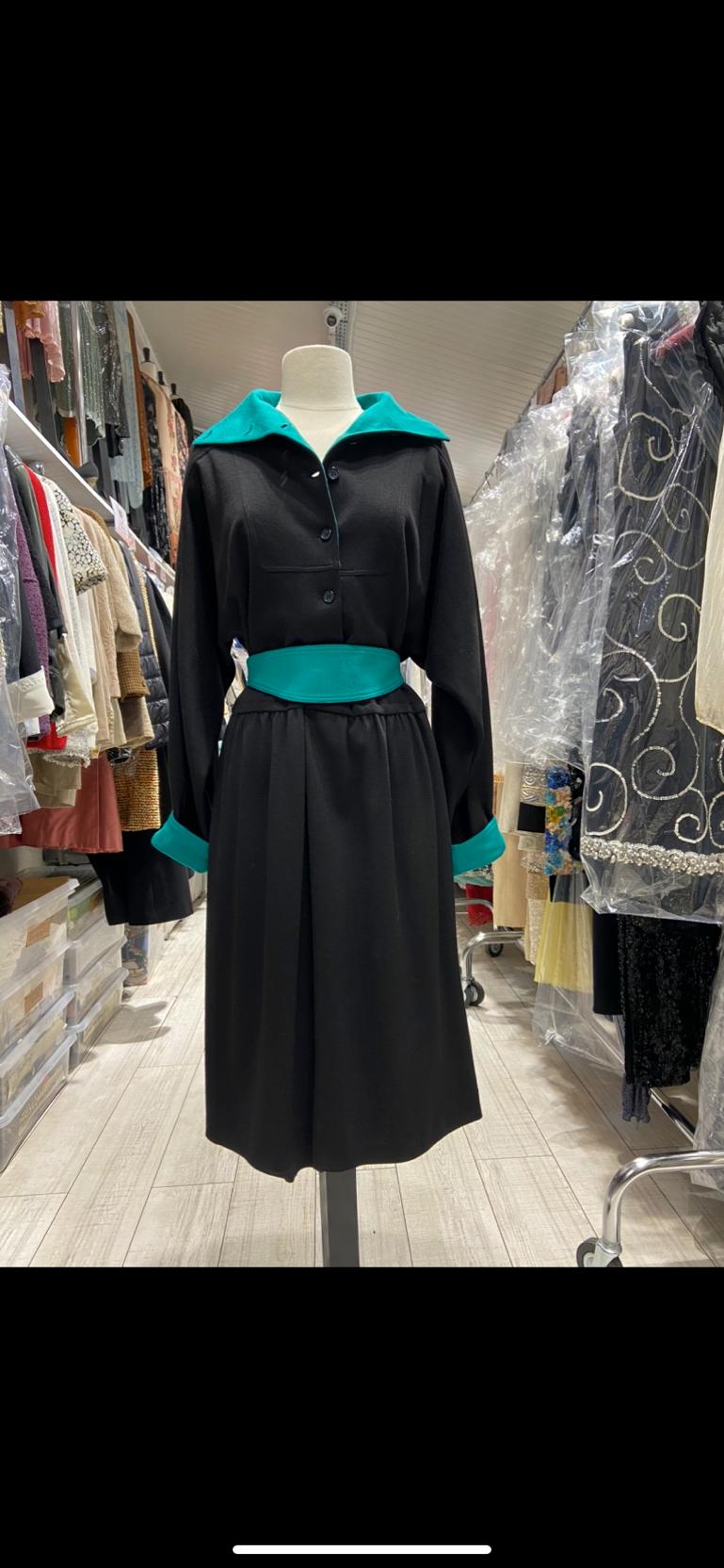 Black wool jersey dress with green collar, belt and cuff. Button and buttonhole closure in the middle front 
SIZE 46 (Fr) XL 