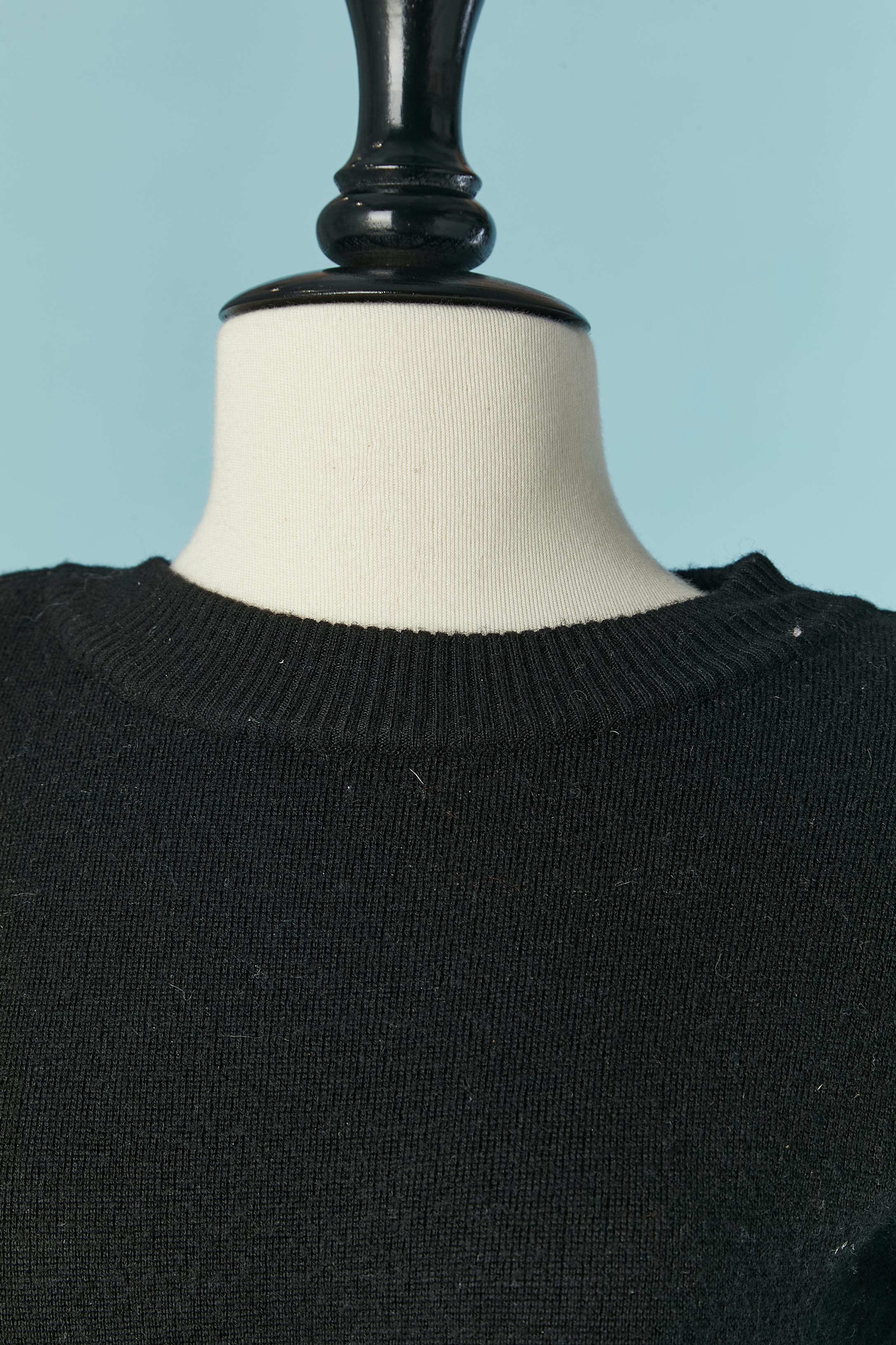 Schwarzes Strickkleid aus Wolle mit Ausschnitt und Reißverschluss im Rücken. 
SIZE L auf dem Etikett, passt aber eher S 