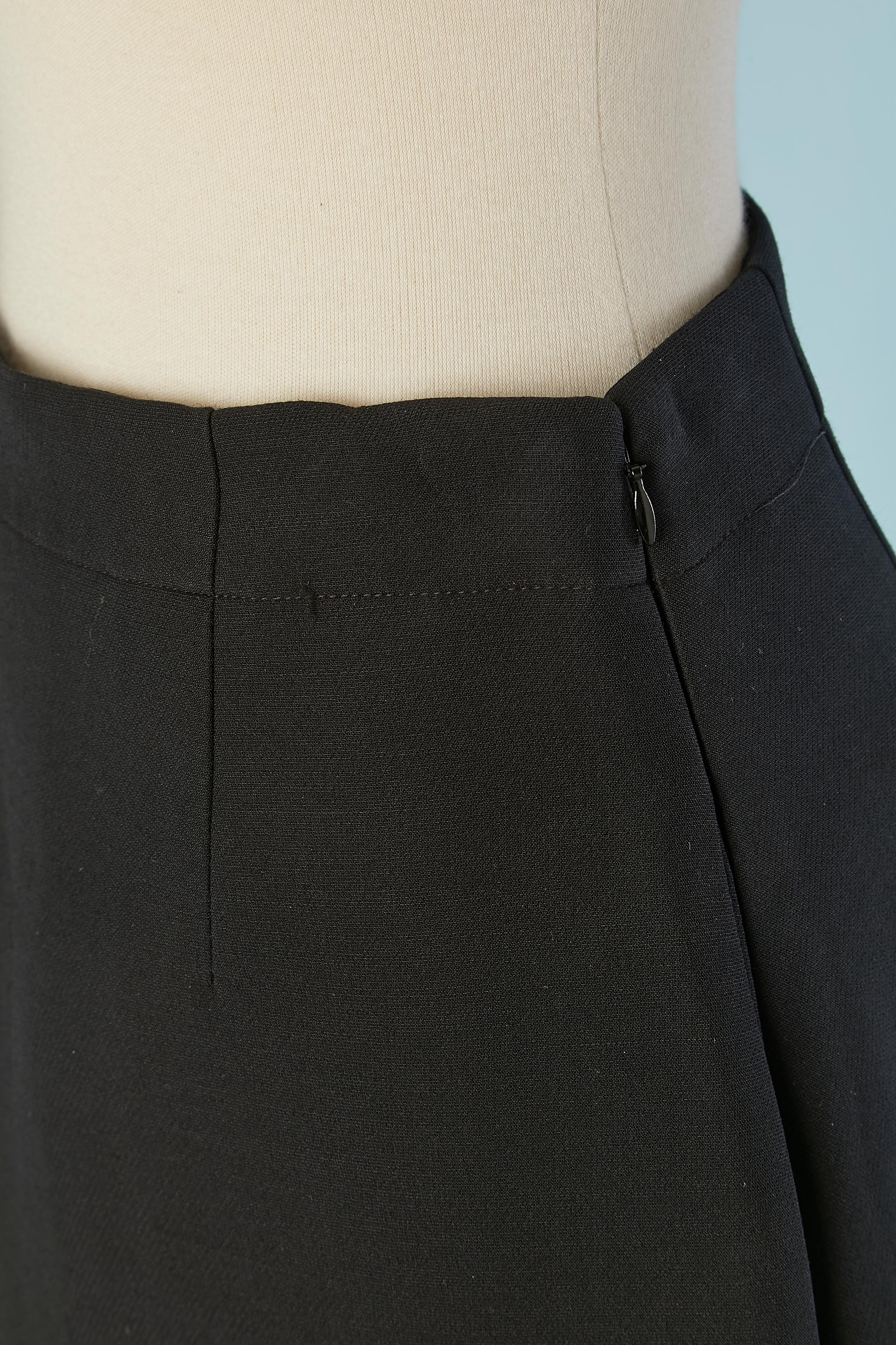 Gonna lunga in lana nera con fodera in seta nera. Tasca su entrambi i lati. Gros-grain in rayon nero all'interno della vita. Chiusura invisibile con zip e gancio sul lato sinistro. 
TAGLIA 38 (Fr) M 