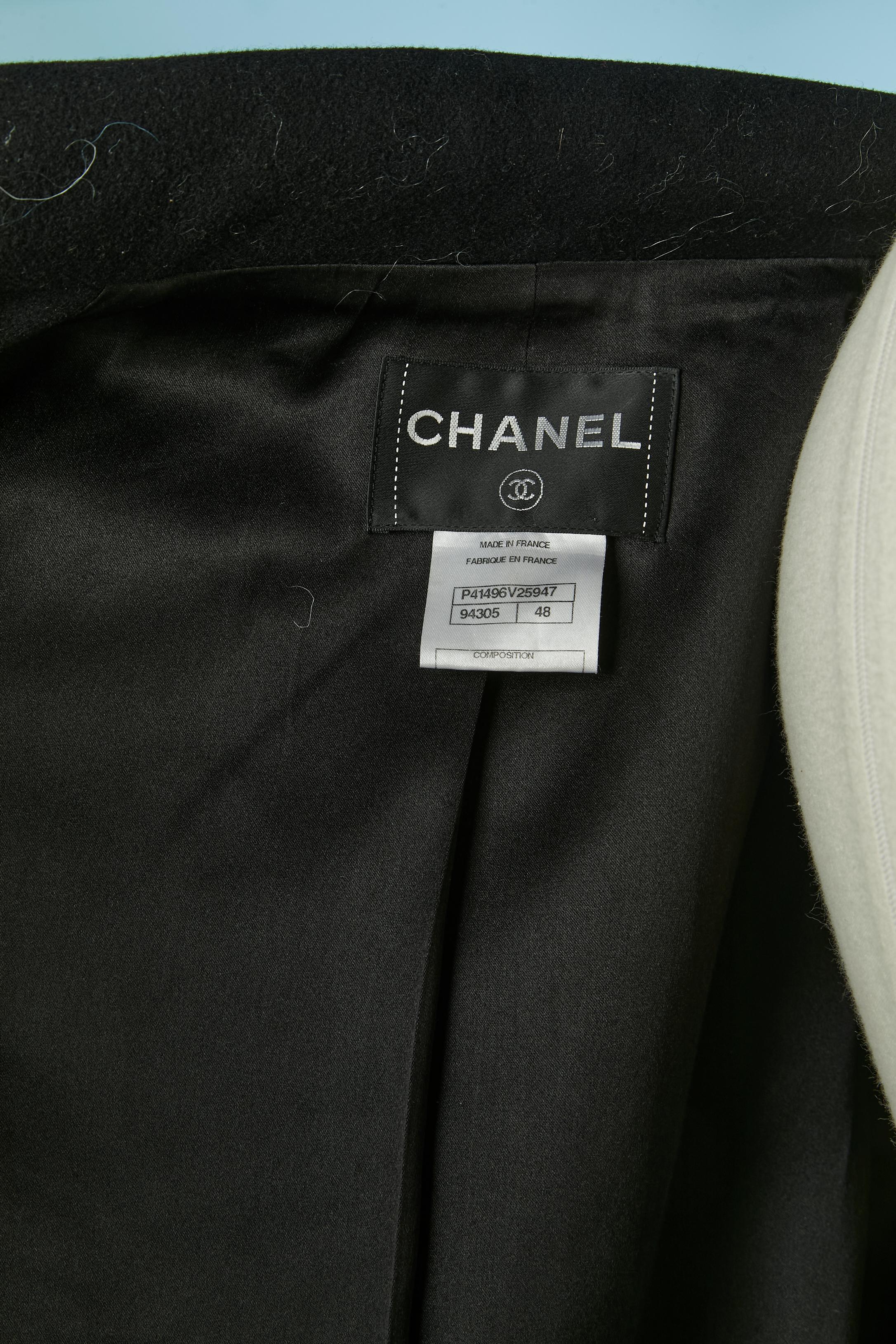 Caban en laine noire à simple boutonnage CHANEL Les Métiers d'Art Paris-Bizance 2011 en vente 4