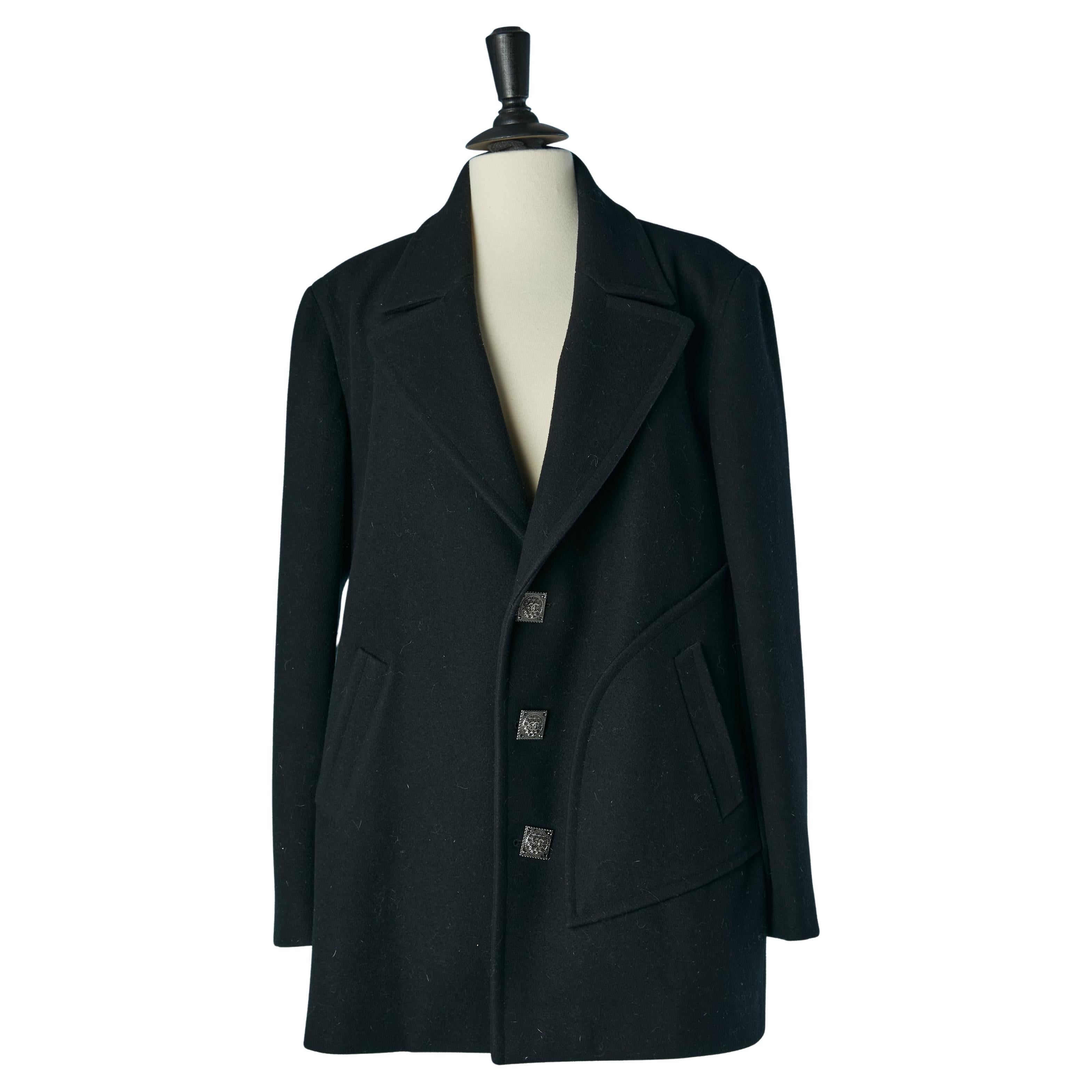 Caban en laine noire à simple boutonnage CHANEL Les Métiers d
Art Paris-Bizance 2011 en vente