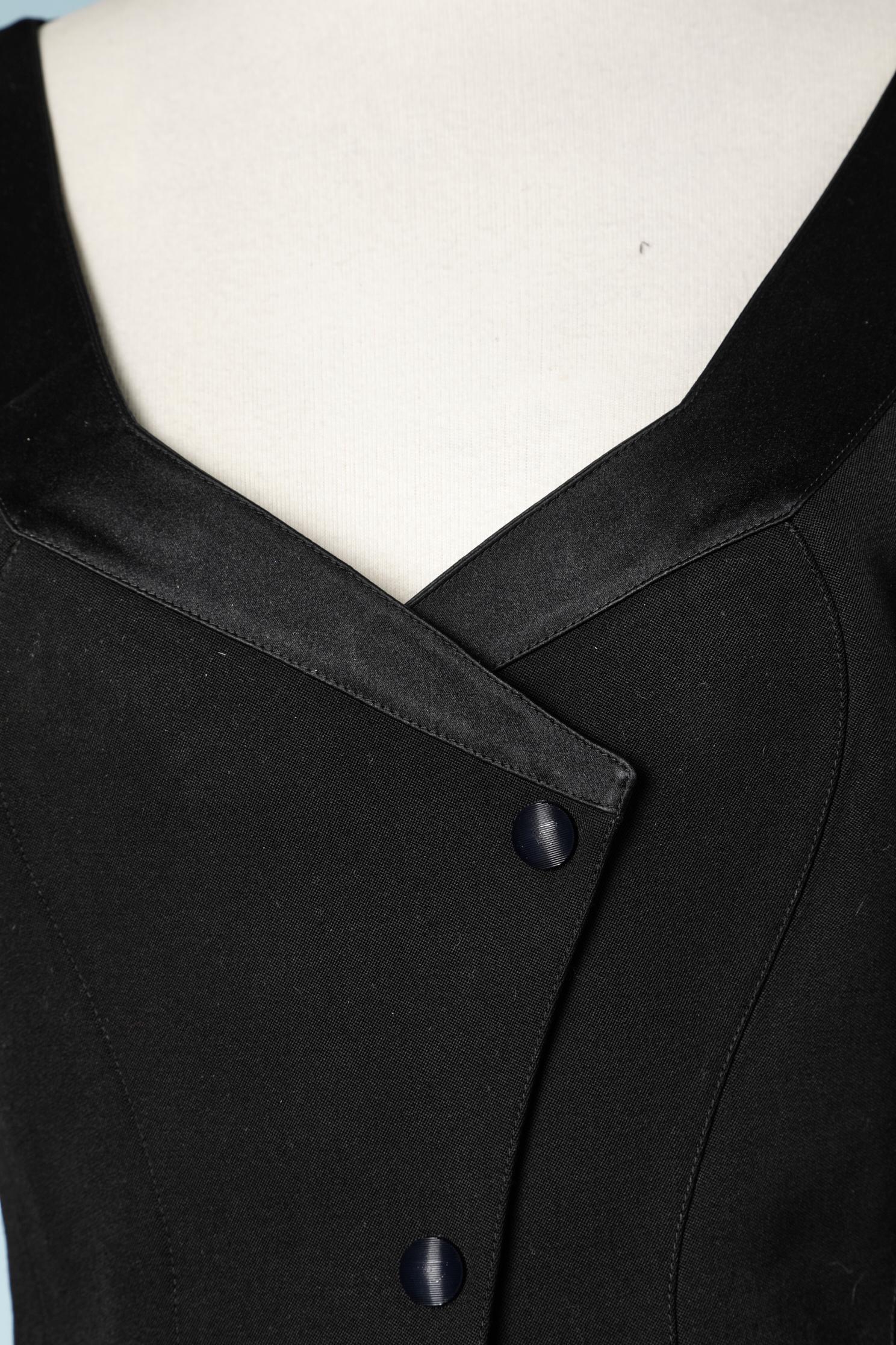 Combinaison-jupe en laine noire avec détails en satin noir.
Taille : 38 ( Fr) 8 ( Us)