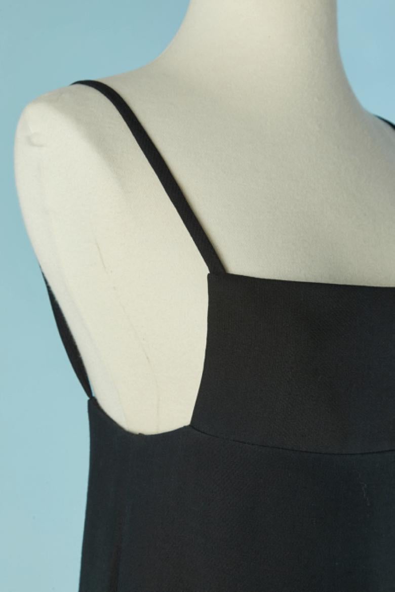 Robe de soirée en laine noire. Pas de doublure. Fermeture à glissière invisible et crochet sur le côté gauche. 
TAILLE 34 (Fr) XS 