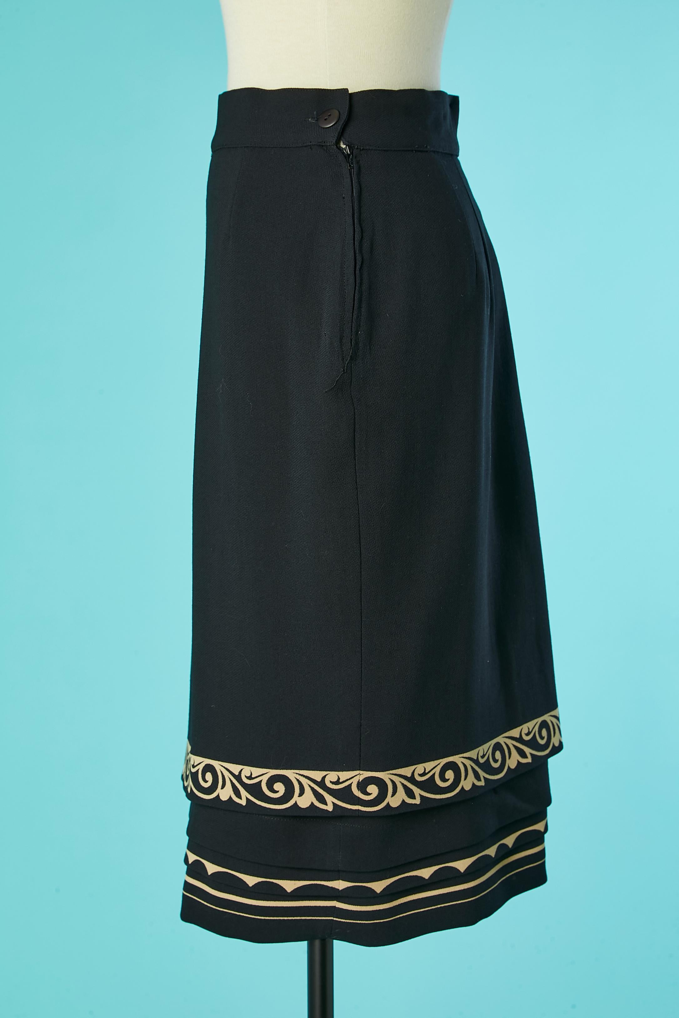 Black wool straight skirt with graphic bottom edge Gianni Versace  In Excellent Condition For Sale In Saint-Ouen-Sur-Seine, FR