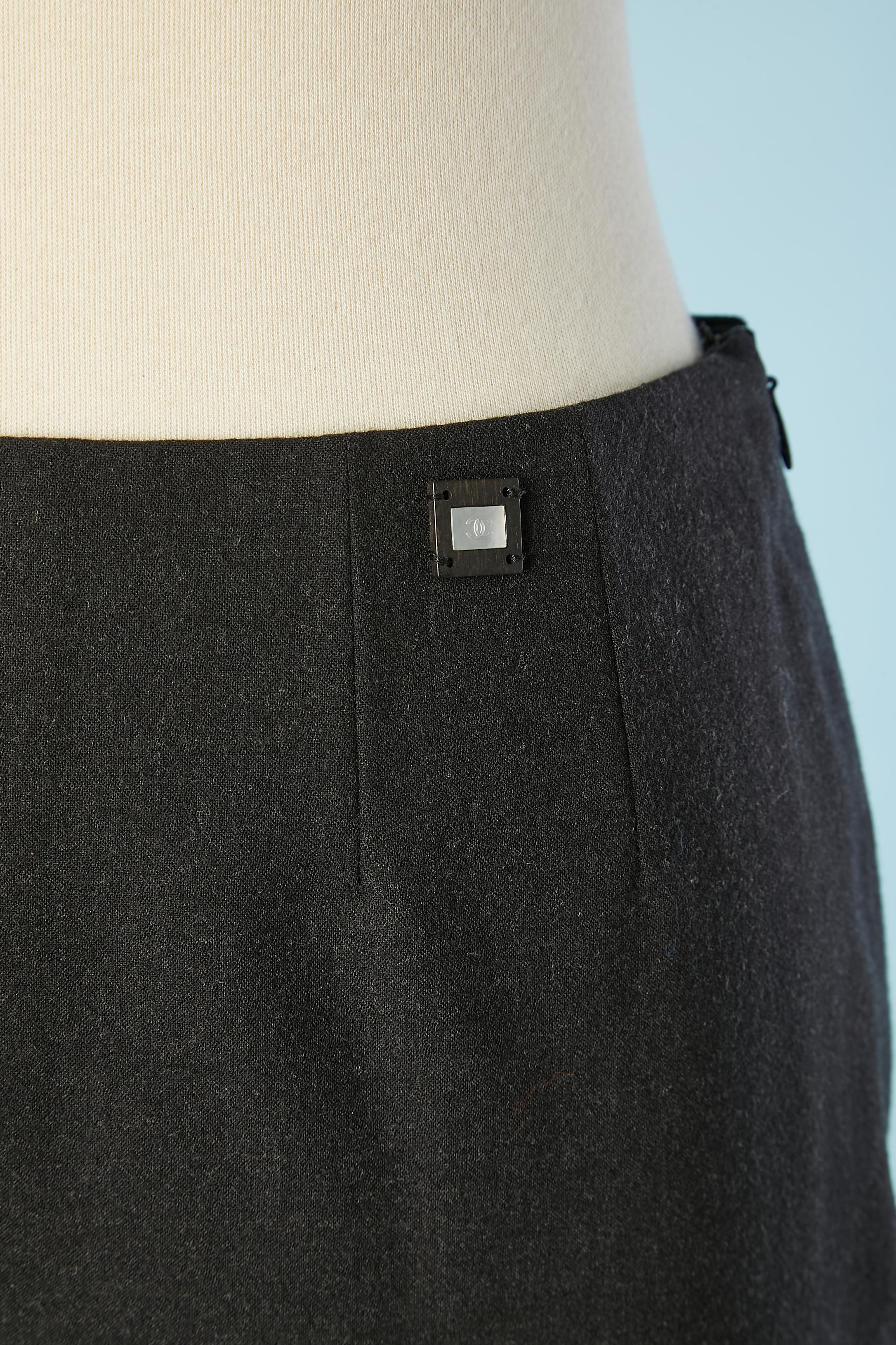 Black wool trouser with silk lining. Main fabric composition: 95% wool, 5% lycra. 
Lining composition: 90% silk, 10% elasthane.
Tiny 