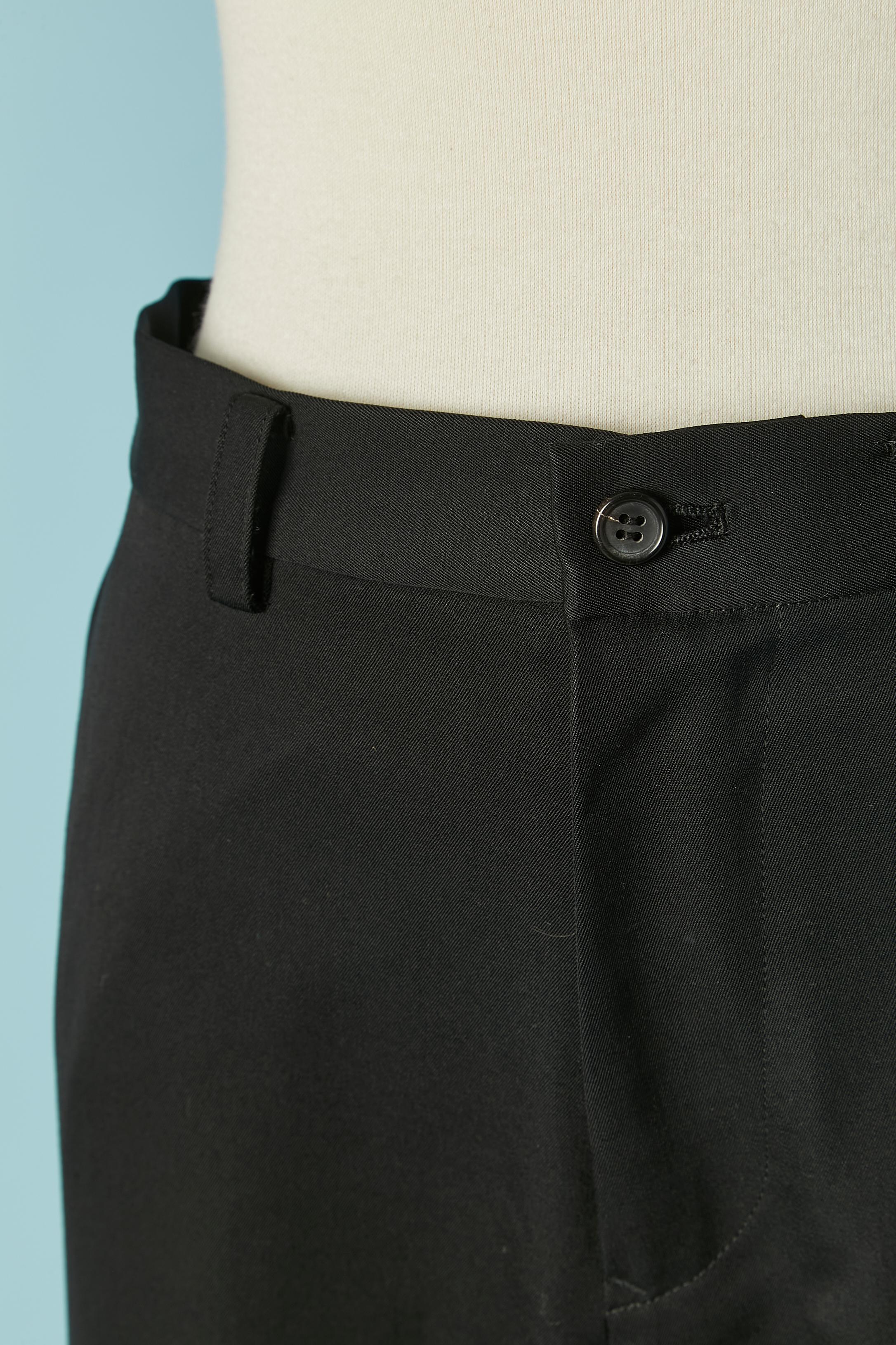 Pantaloni in lana nera. Chiusura con cerniera, bottone e asola sulla parte centrale del davanti. Cintura ad anello. 
La taglia sull'etichetta è S, ma la taglia è M. 