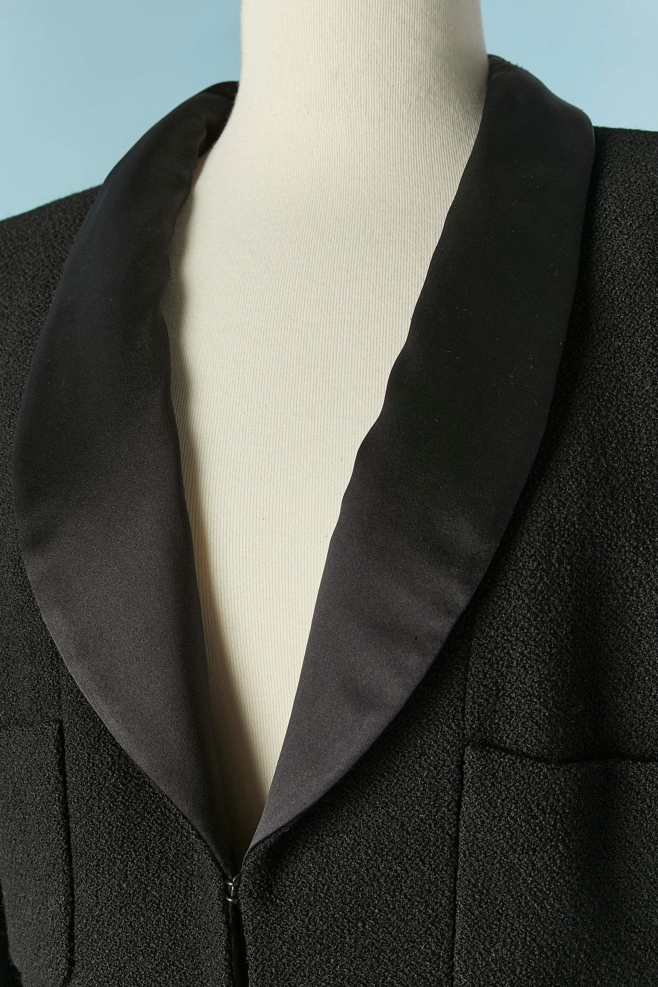 Black wool tweed edge to edge jacket with silk collar. Silk lining. Shoulder pad. Chain inside on the bottom edge . Hook&eye closure on the middle front. Button and buttonhole on the cuffs. 4 pockets on the front. 
SIZE 42 (Fr) L 