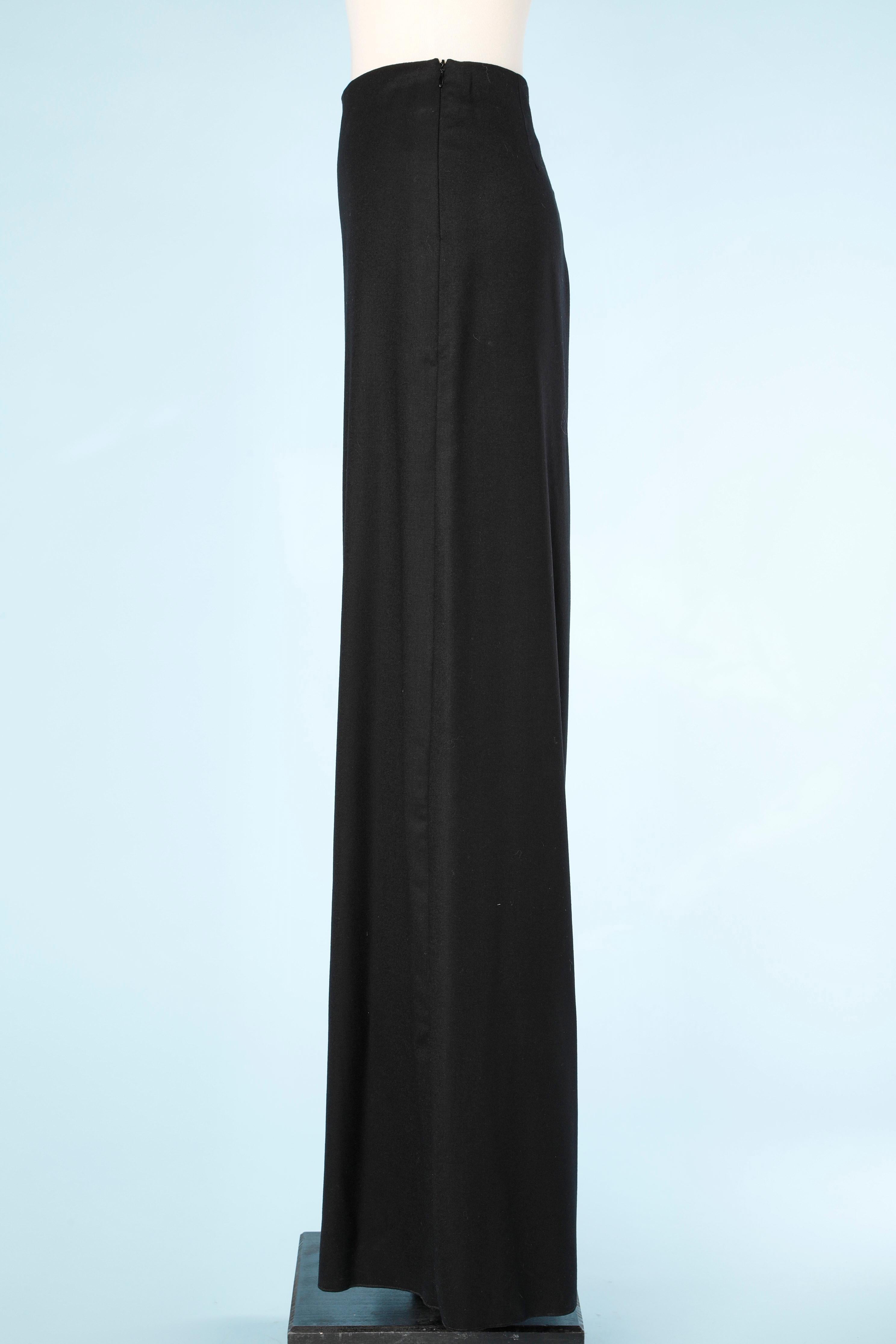 Black wool wide legs trousers. Zip on the left. Silk lining. Bottom diameter on each legs = 74 cm
SIZE 40 (Fr) 10 (US) L 