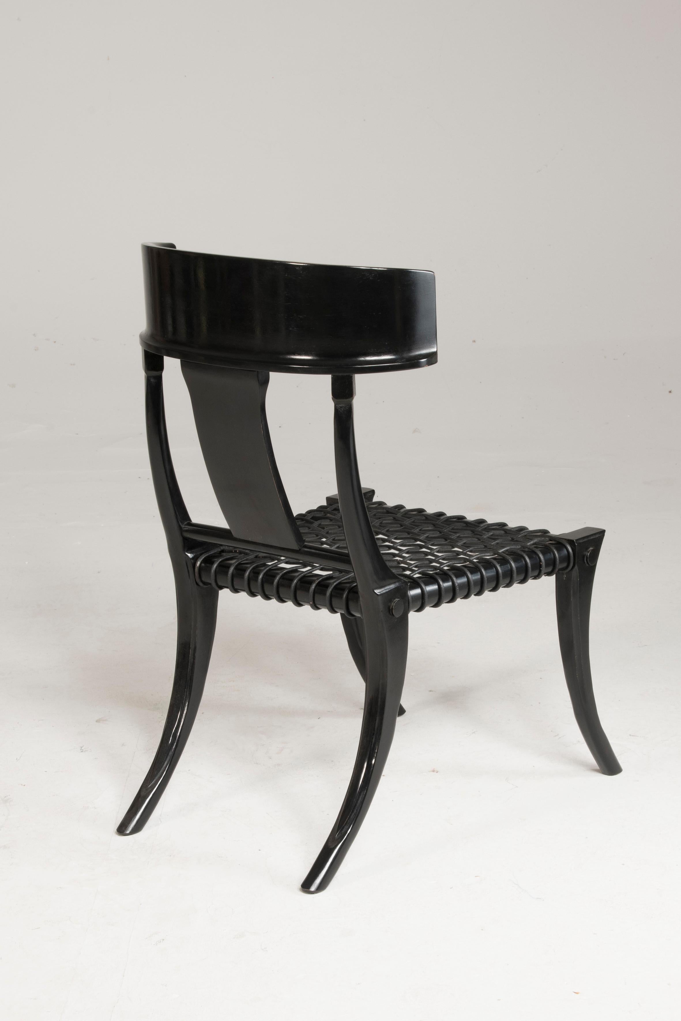 XXI secolo e contemporaneo Seduta in pelle intrecciata nera Gambe a sciabola in noce Sedie Klismos personalizzabili in vendita
