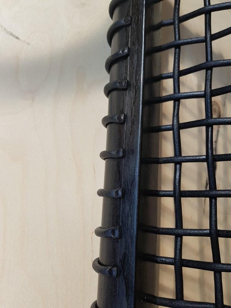 Seduta in pelle nera intrecciata Gambe a sciabola in noce Sedie Klismos personalizzabili Set da 12 in vendita 2